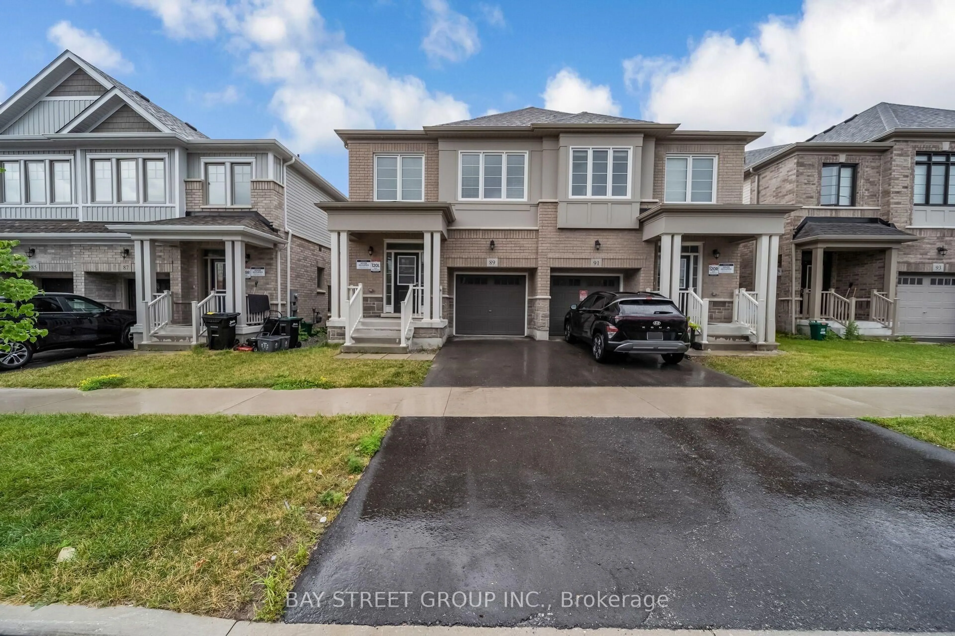 A pic from outside/outdoor area/front of a property/back of a property/a pic from drone, street for 89 Phoenix Blvd, Barrie Ontario L9S 2Z5