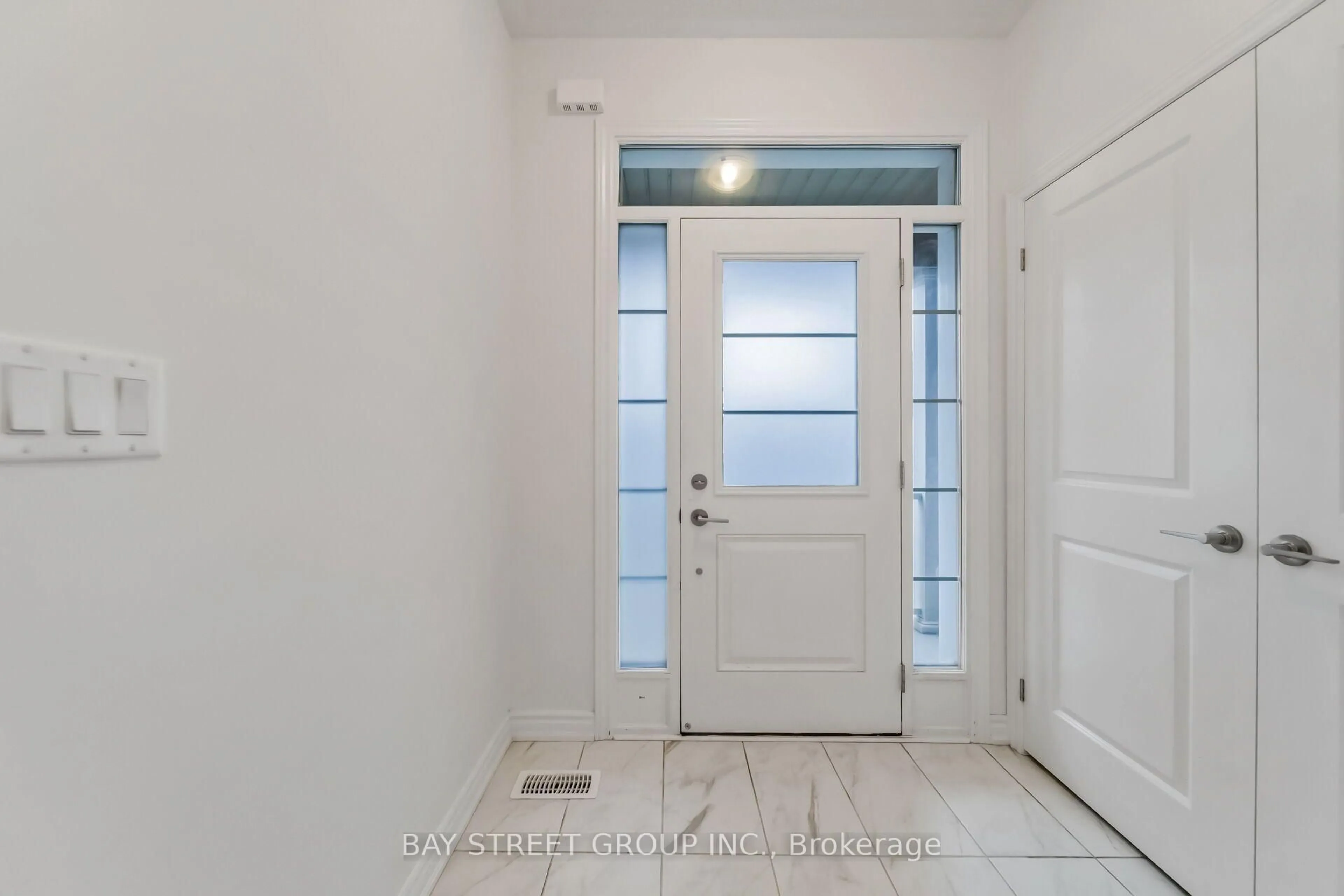 Indoor entryway for 89 Phoenix Blvd, Barrie Ontario L9S 2Z5