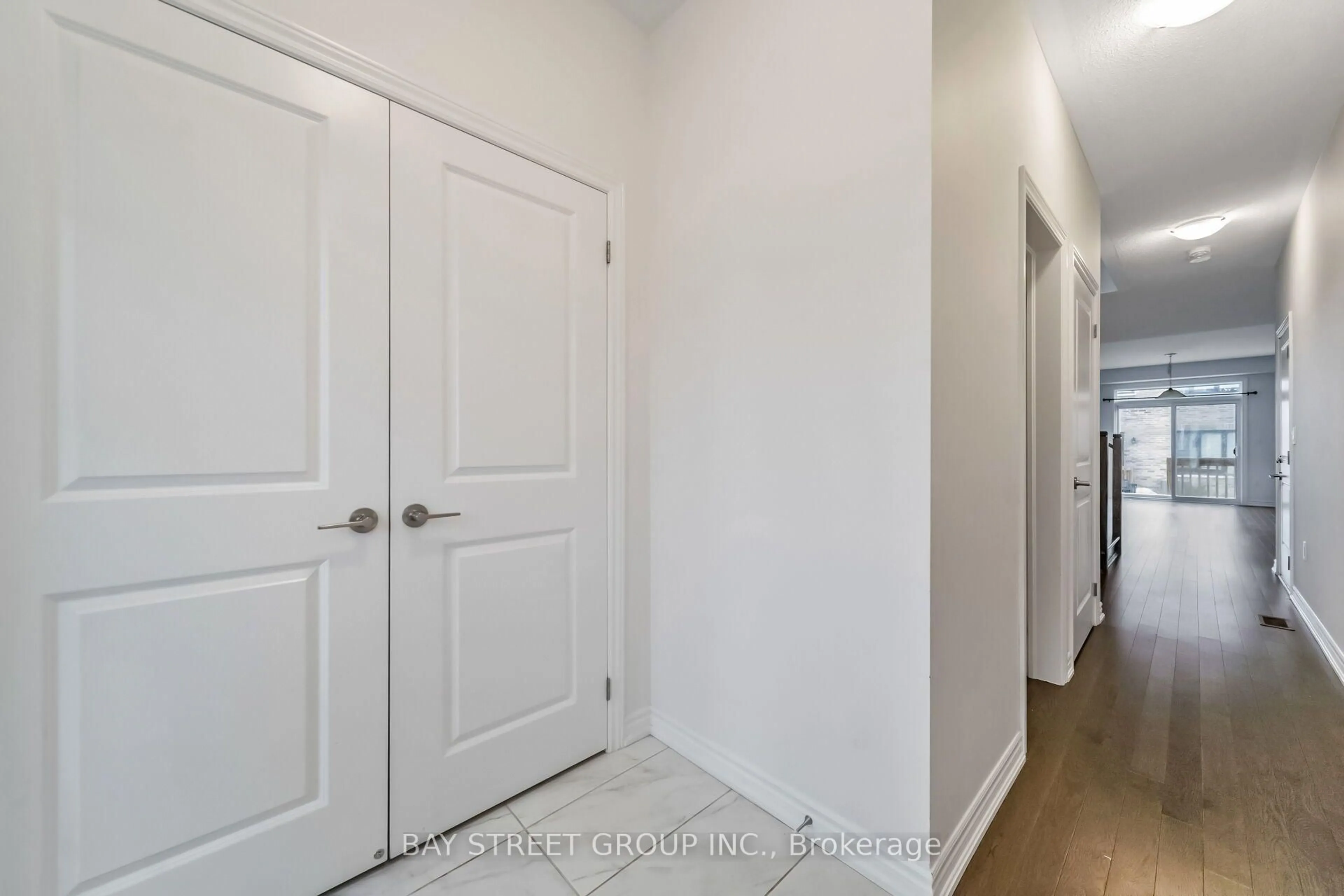 Indoor entryway for 89 Phoenix Blvd, Barrie Ontario L9S 2Z5