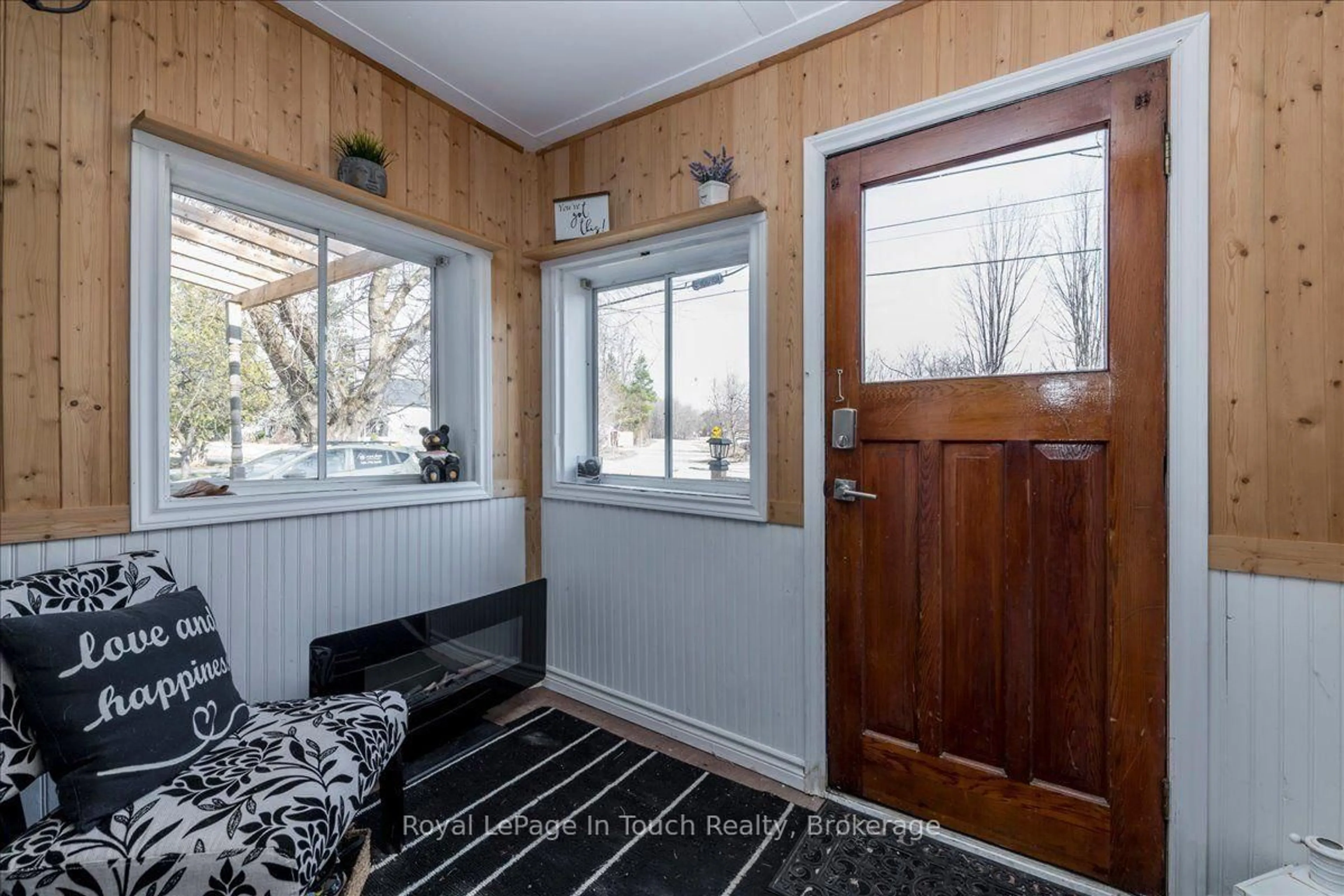 Indoor entryway for 4 Gray St, Severn Ontario L0K 1E0