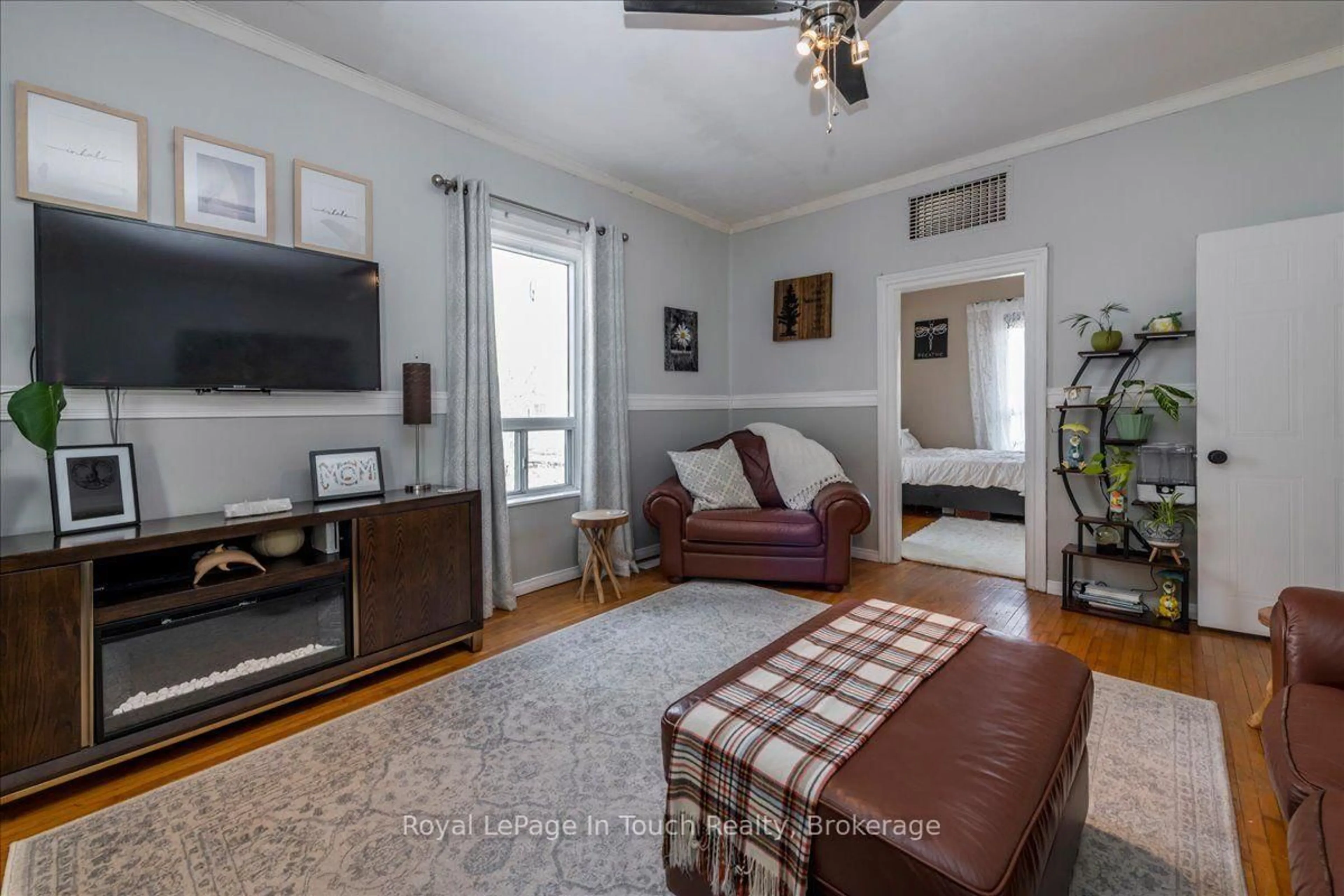 Living room with furniture, unknown for 4 Gray St, Severn Ontario L0K 1E0