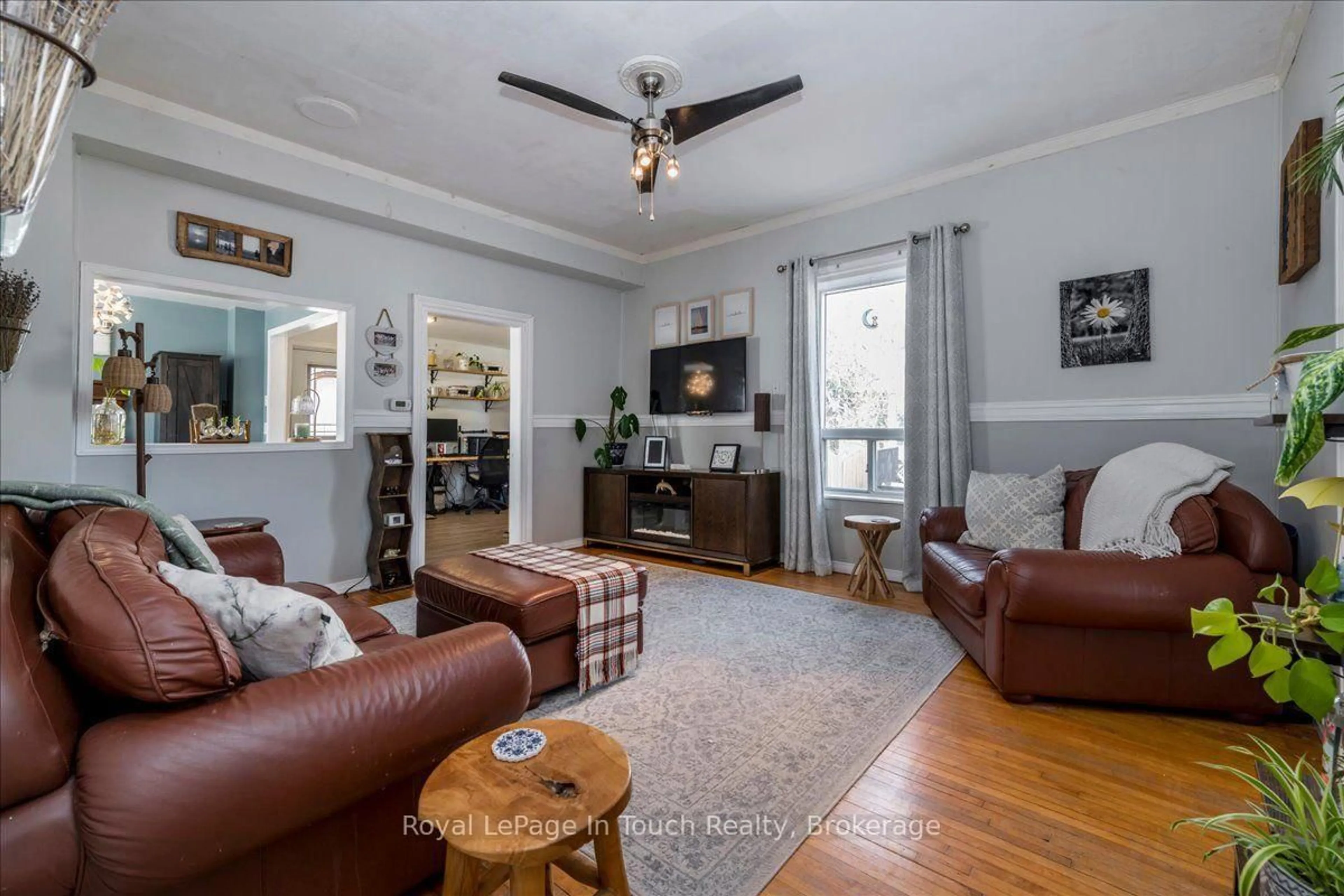 Living room with furniture, unknown for 4 Gray St, Severn Ontario L0K 1E0
