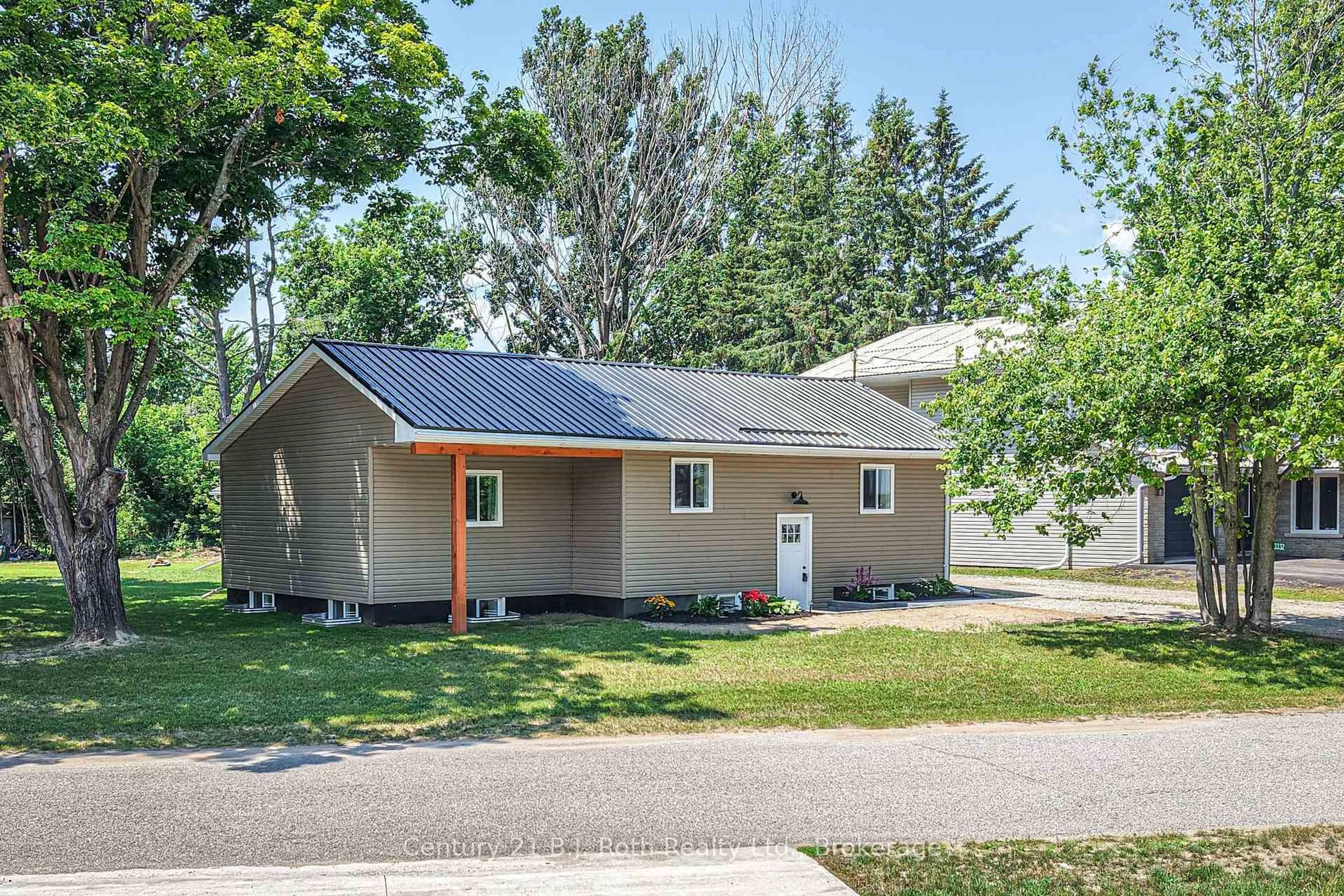 Home with vinyl exterior material, street for 3332 Cleveland Ave, Severn Ontario L0K 1G0