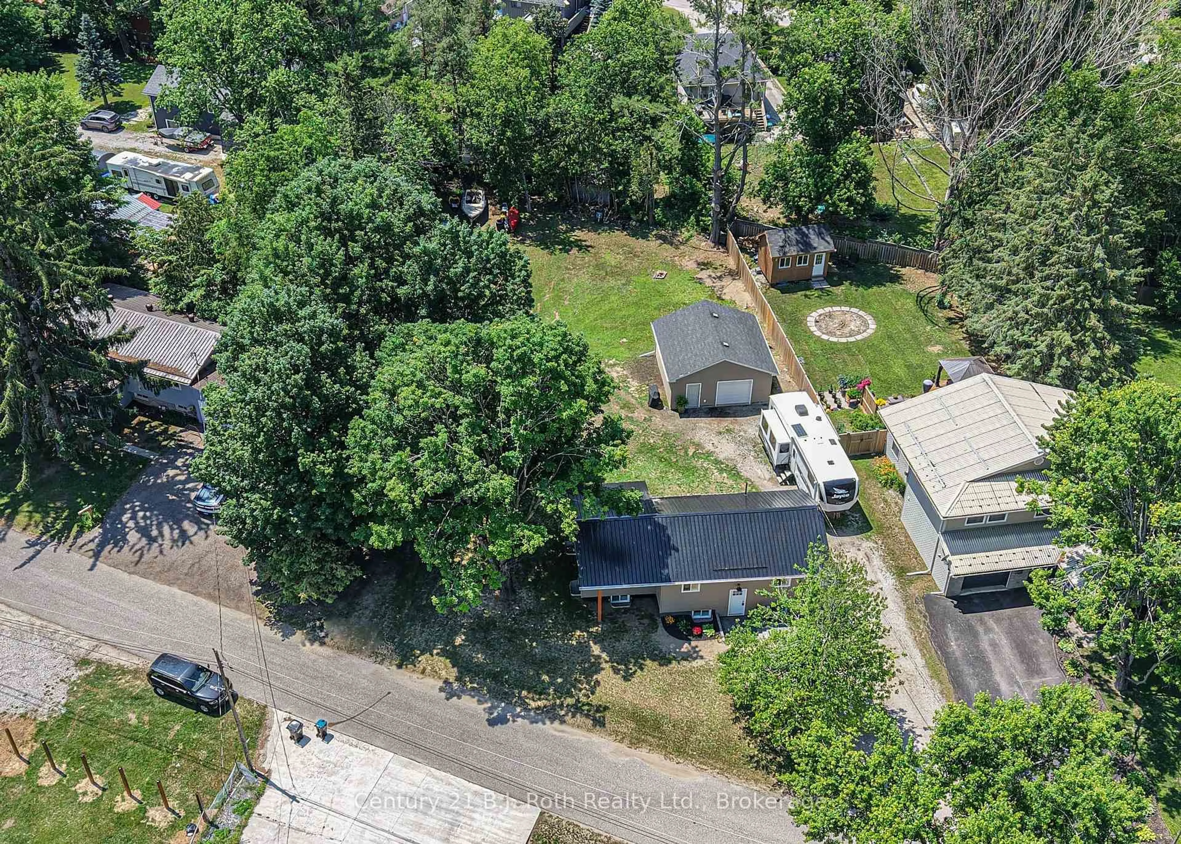 A pic from outside/outdoor area/front of a property/back of a property/a pic from drone, street for 3332 Cleveland Ave, Severn Ontario L0K 1G0