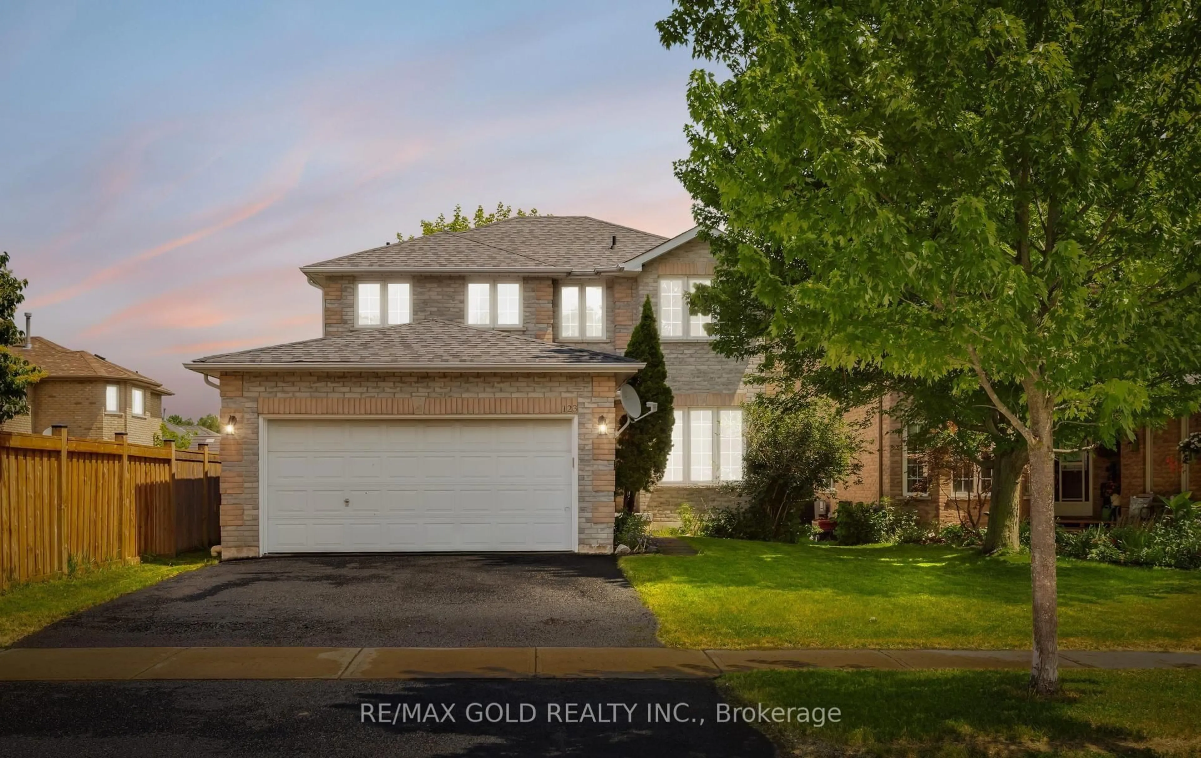 A pic from outside/outdoor area/front of a property/back of a property/a pic from drone, street for 123 Ruffet Dr, Barrie Ontario L4N 0P2