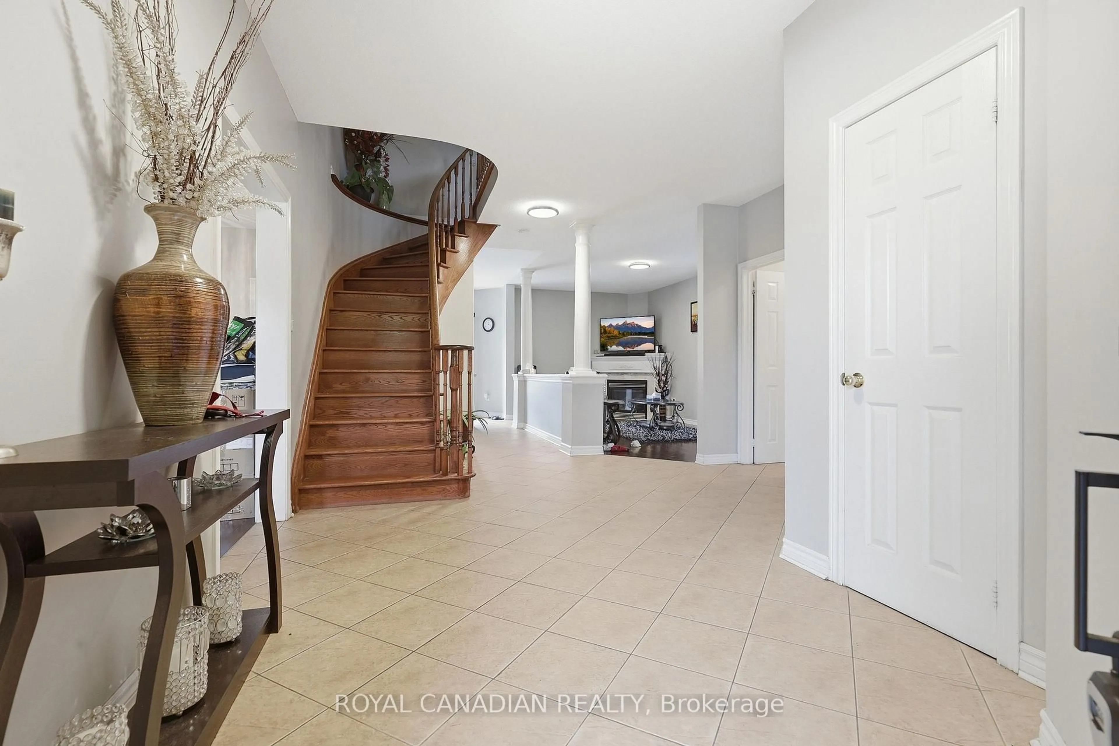 Indoor entryway for 264 Country Lane, Barrie Ontario L4N 0Y3