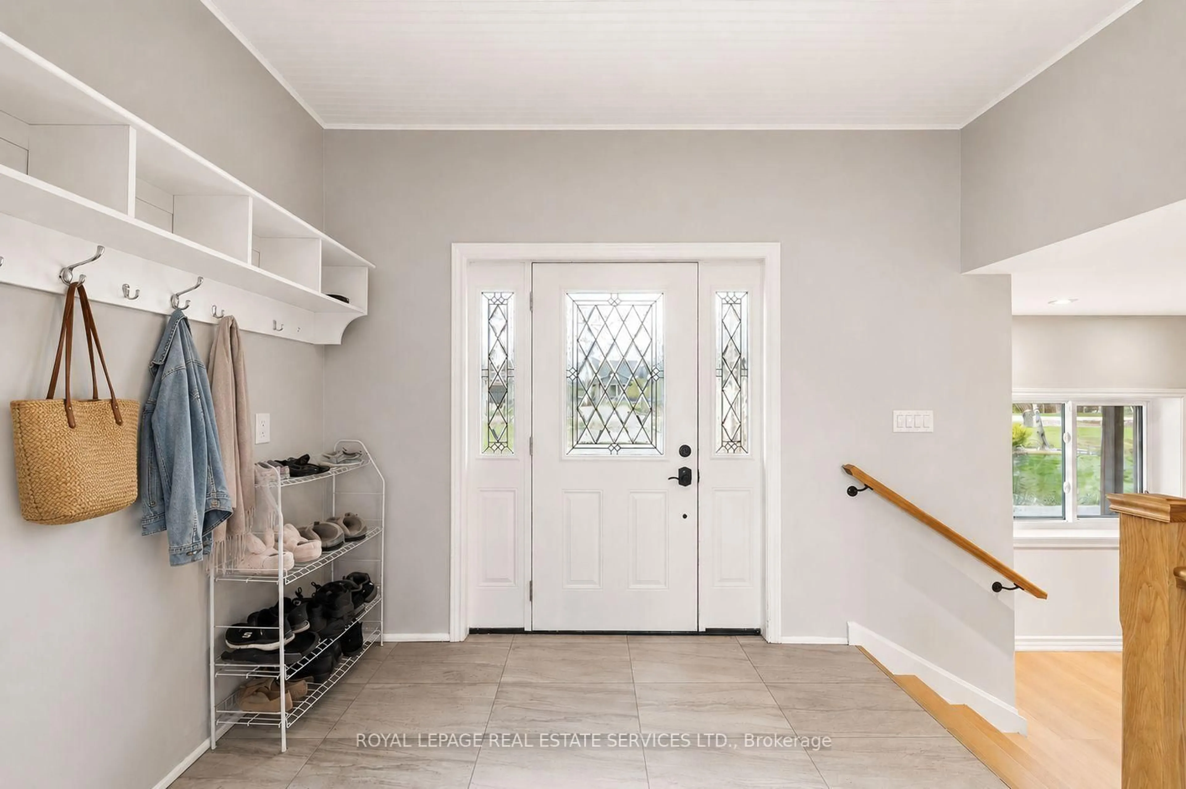 Indoor entryway for 93 Ronald Ave, Tiny Ontario L0L 1P1