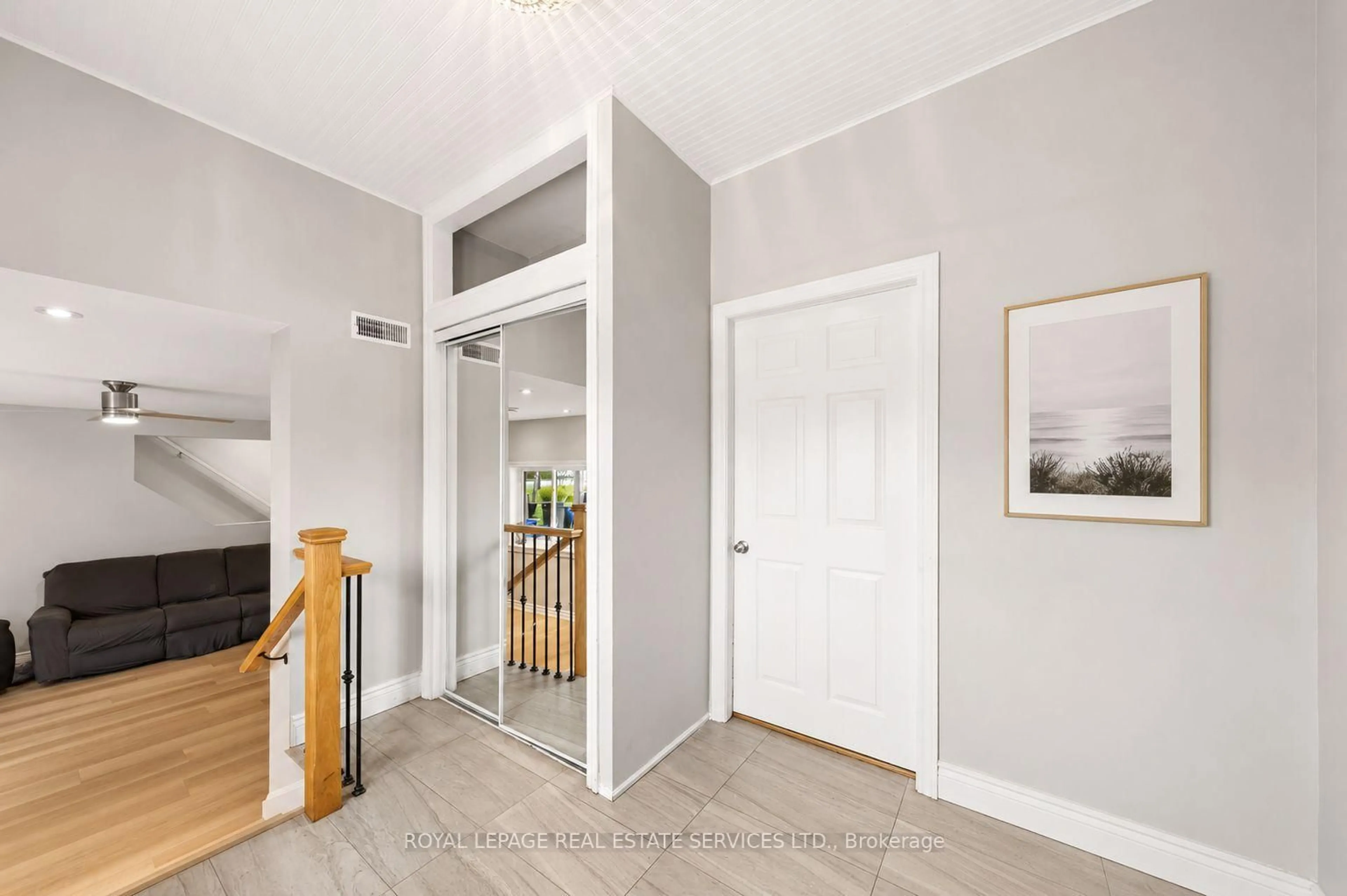 Indoor entryway for 93 Ronald Ave, Tiny Ontario L0L 1P1