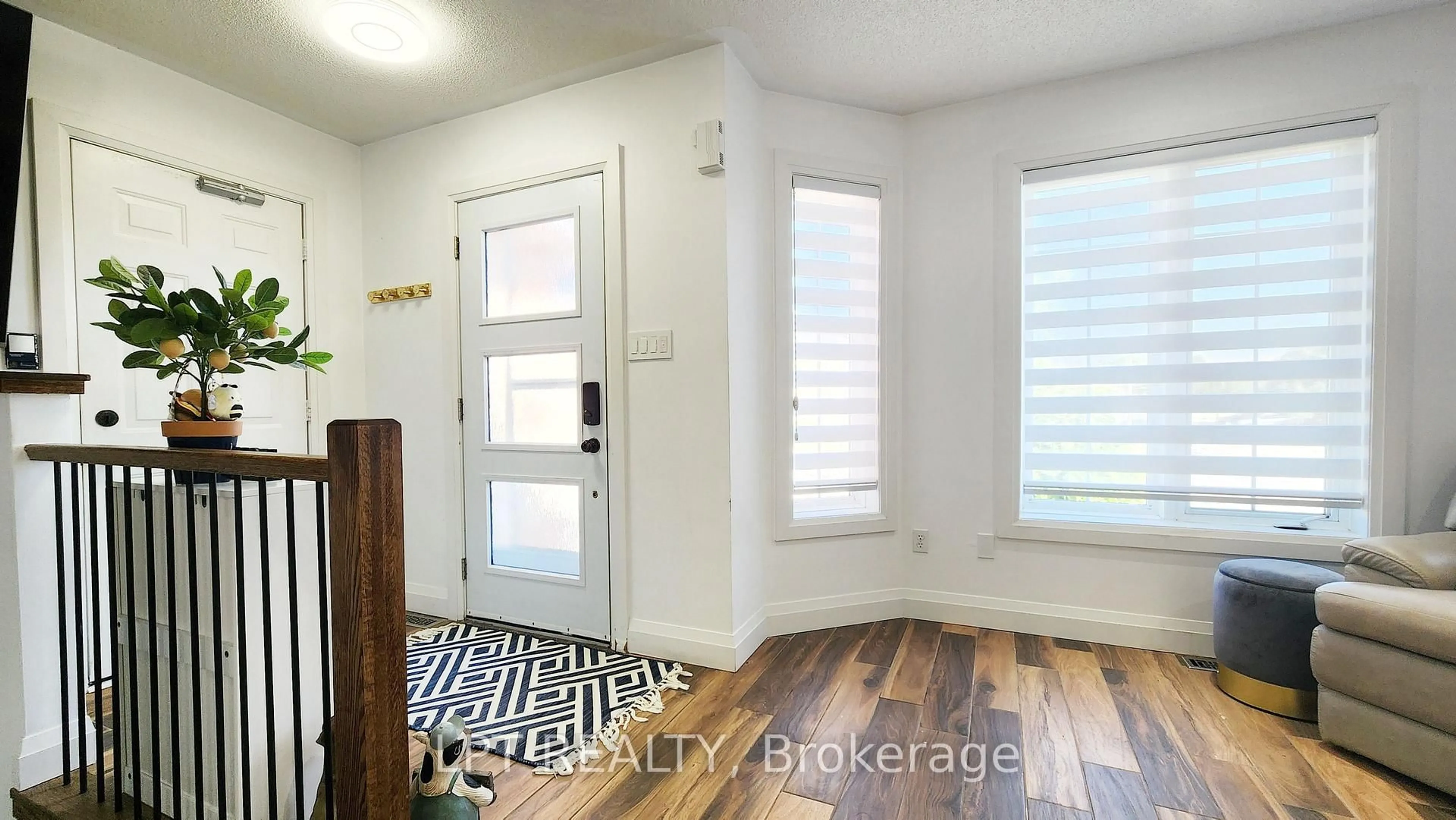 Indoor entryway for 173 Loon Ave, Barrie Ontario L4N 8X3