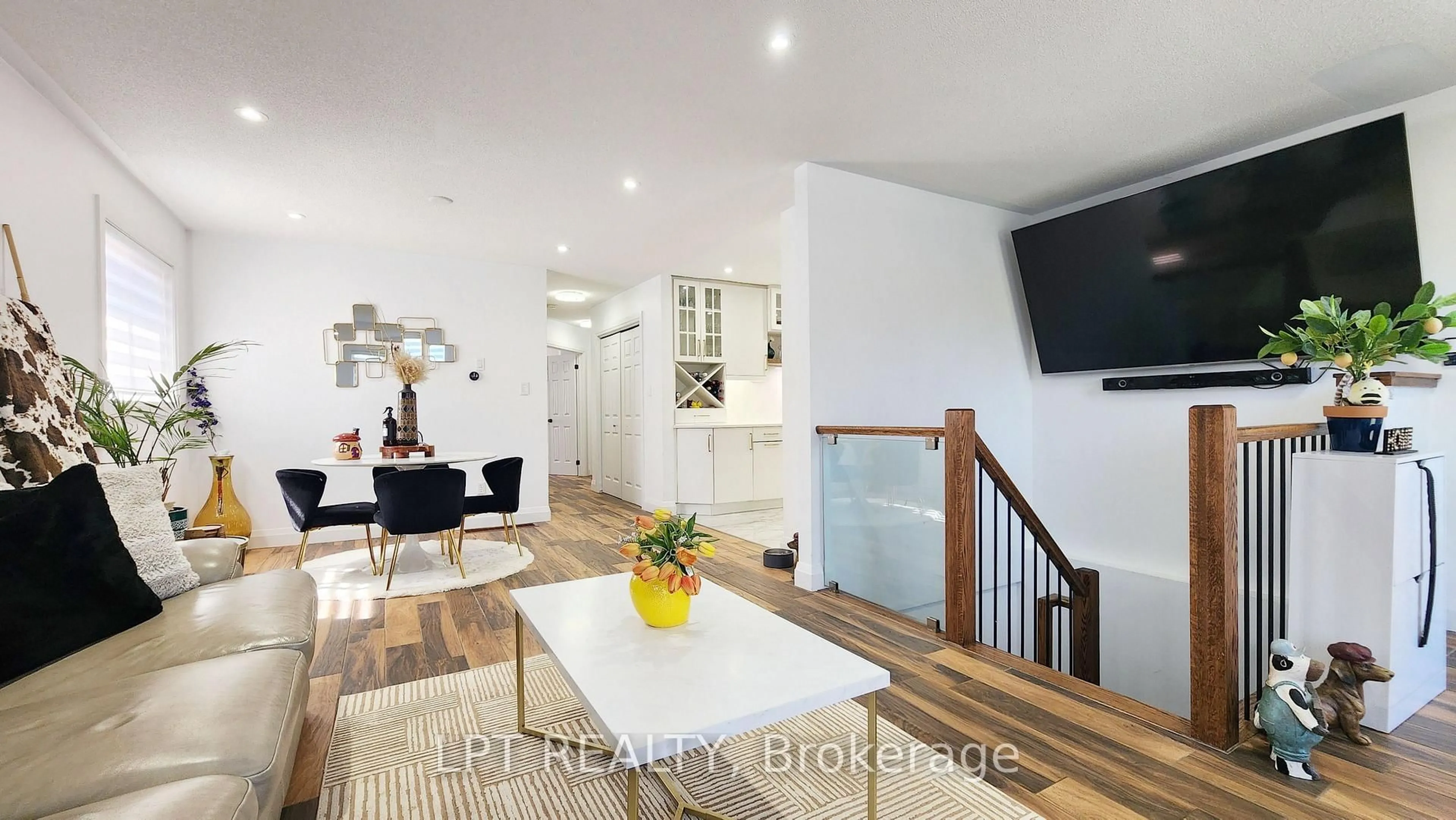 Indoor entryway for 173 Loon Ave, Barrie Ontario L4N 8X3