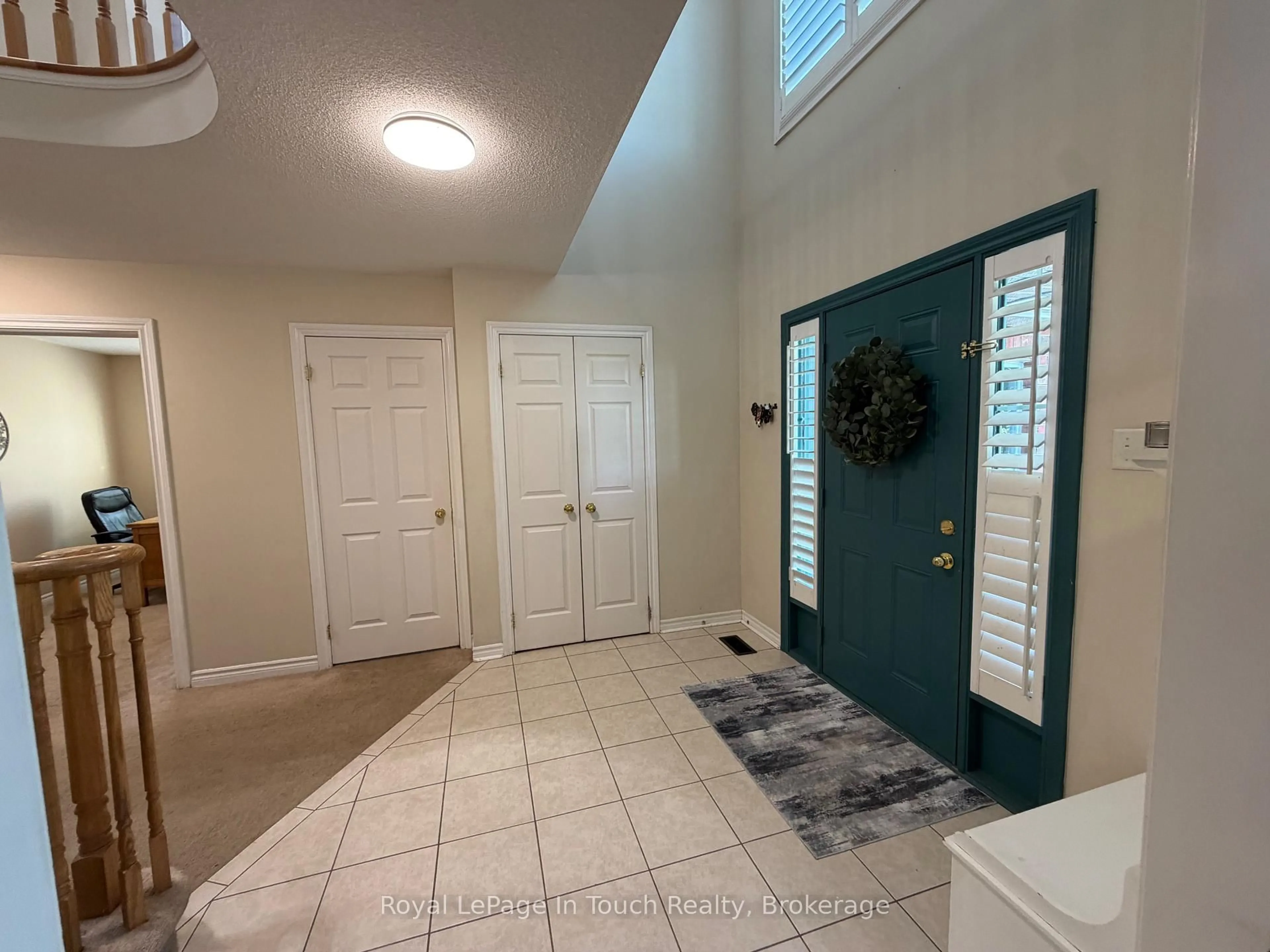 Indoor entryway for 384 Keller Dr, Midland Ontario L4R 0A7