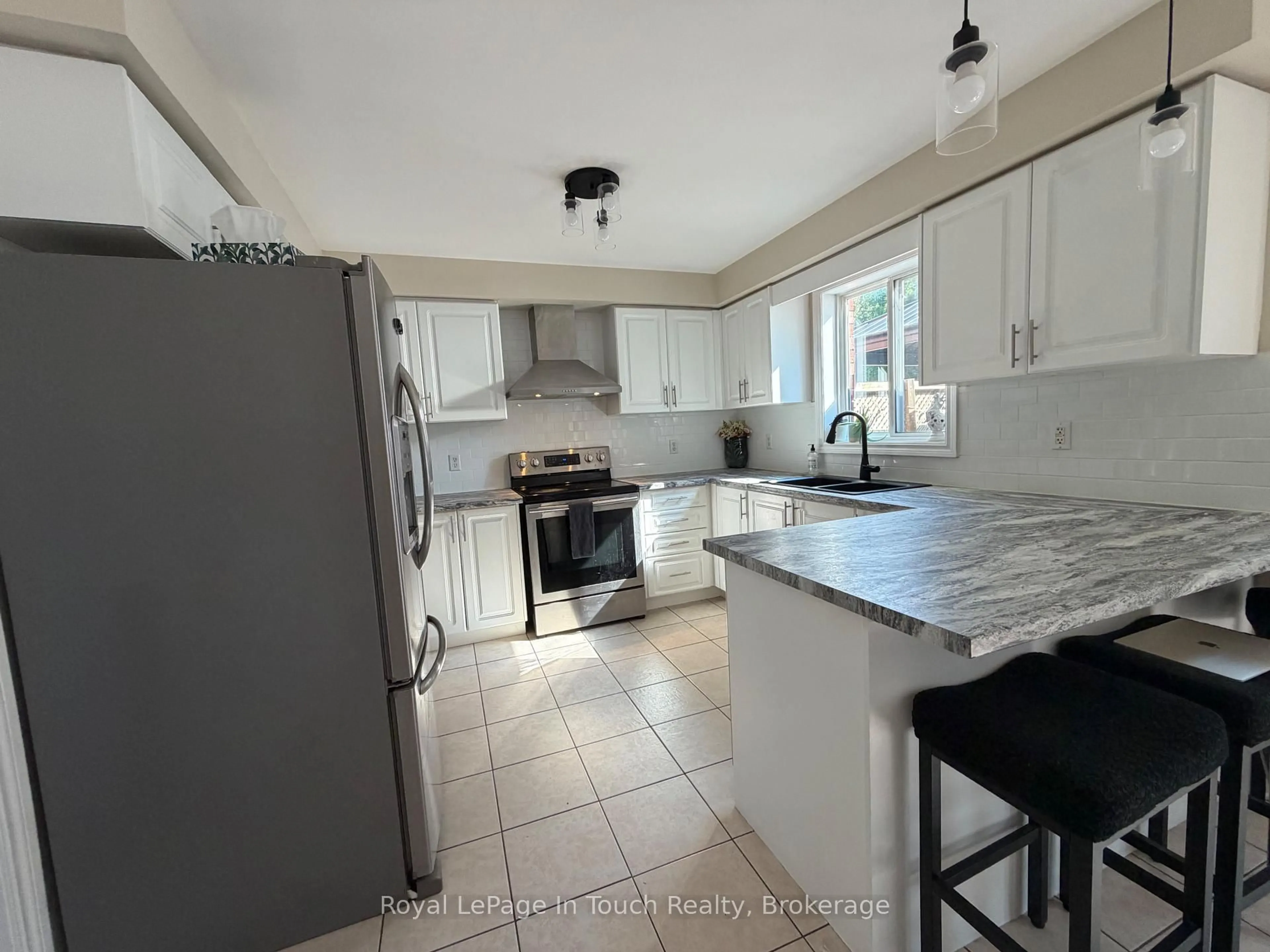 Unknown for 384 Keller Dr, Midland Ontario L4R 0A7