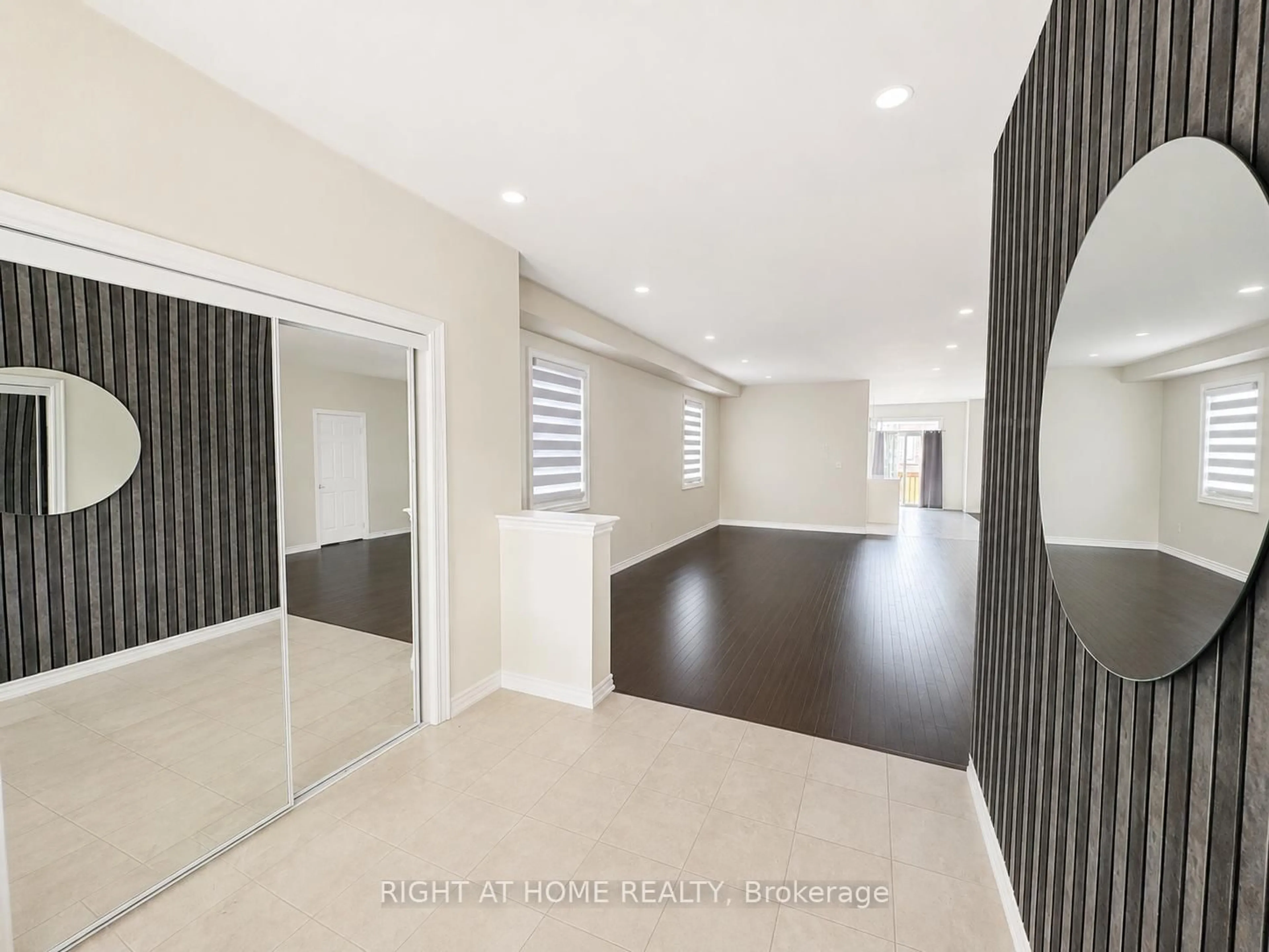 Indoor foyer for 8 Pearl St, Wasaga Beach Ontario L9Z 0G9