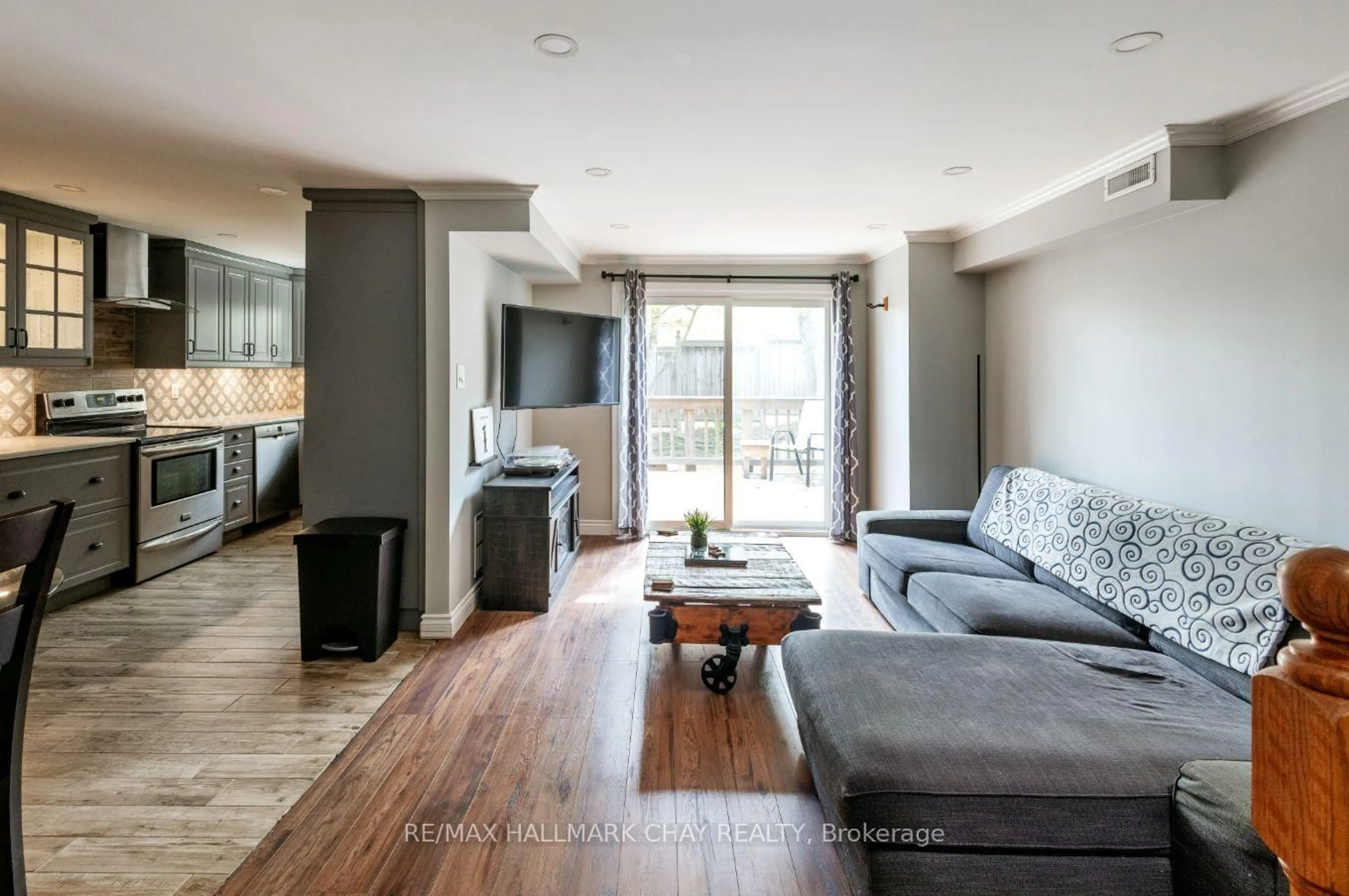 Living room with furniture, wood/laminate floor for 11 Quail Cres, Barrie Ontario L4N 6X1