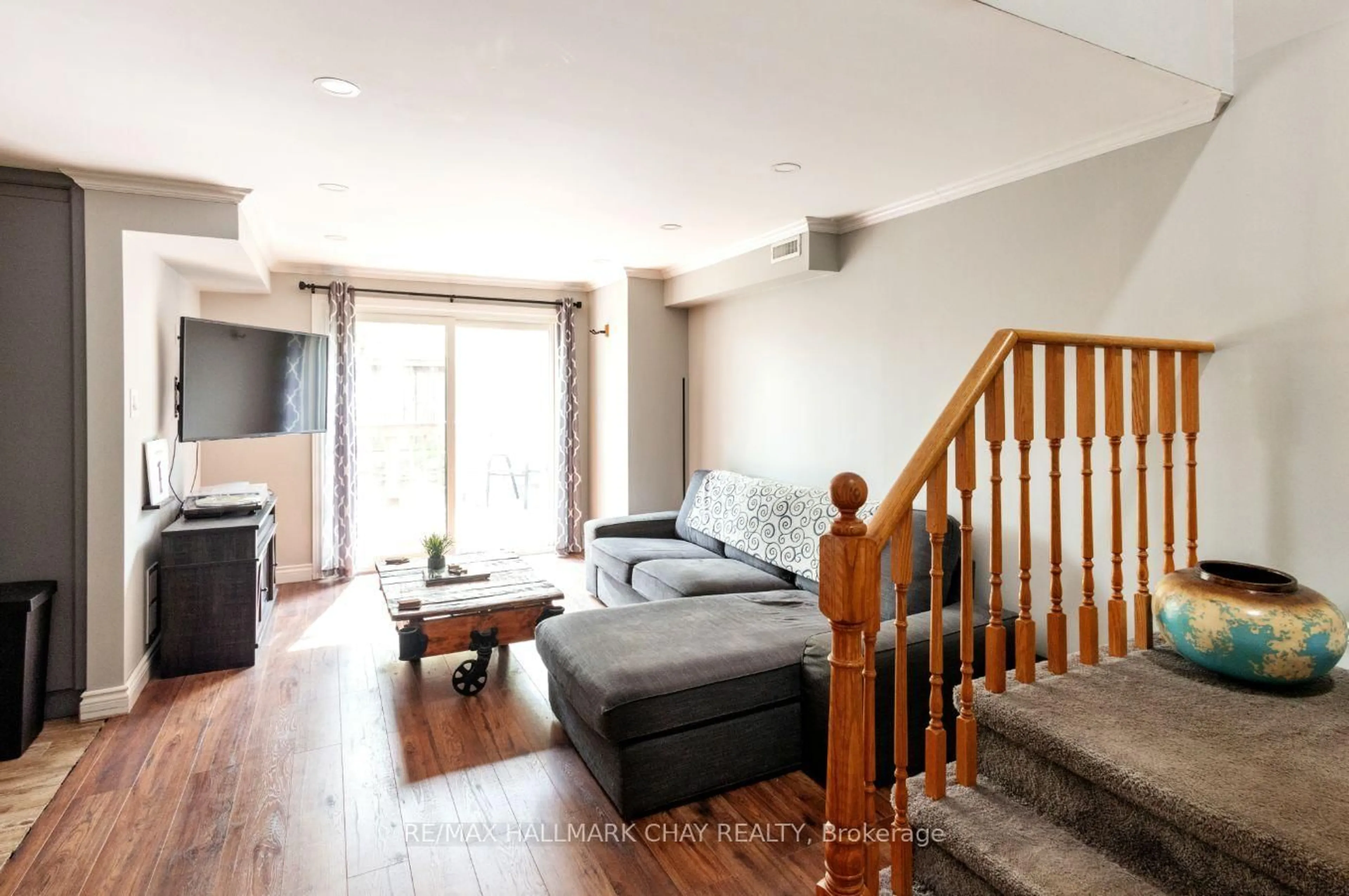 Living room with furniture, wood/laminate floor for 11 Quail Cres, Barrie Ontario L4N 6X1
