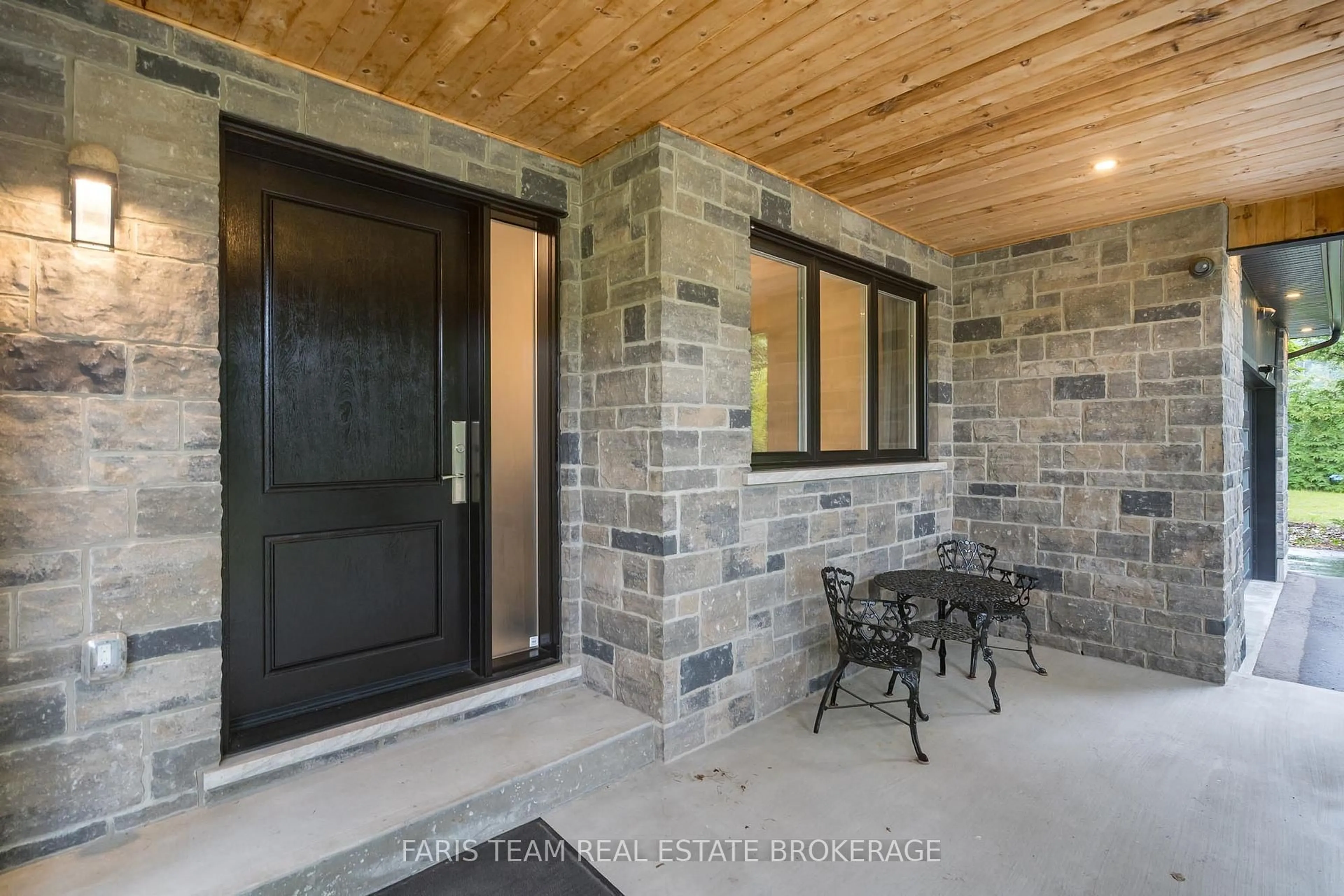 Indoor entryway for 34 Oakwood Ave, Tiny Ontario L9M 0J2
