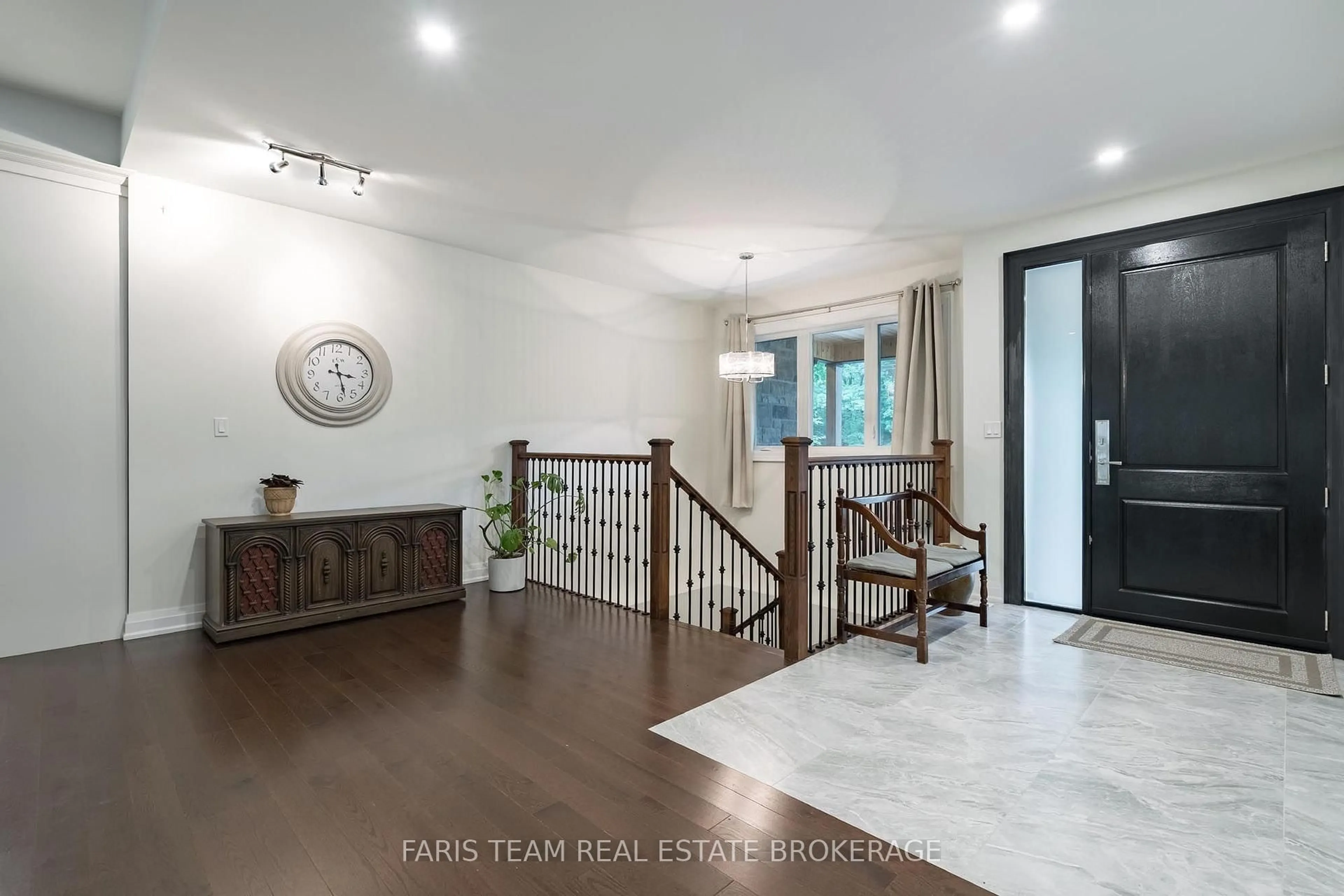 Indoor foyer for 34 Oakwood Ave, Tiny Ontario L9M 0J2
