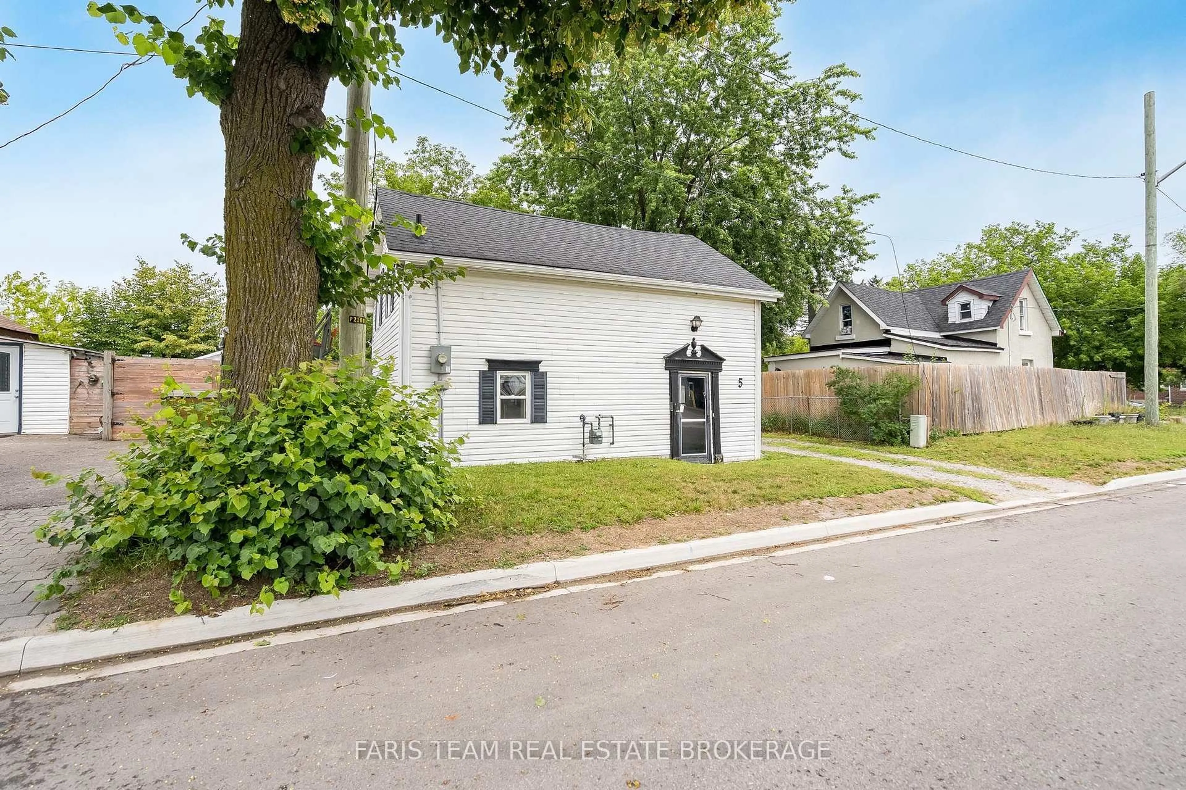Unknown for 5 Robert St, Barrie Ontario L4N 3H2