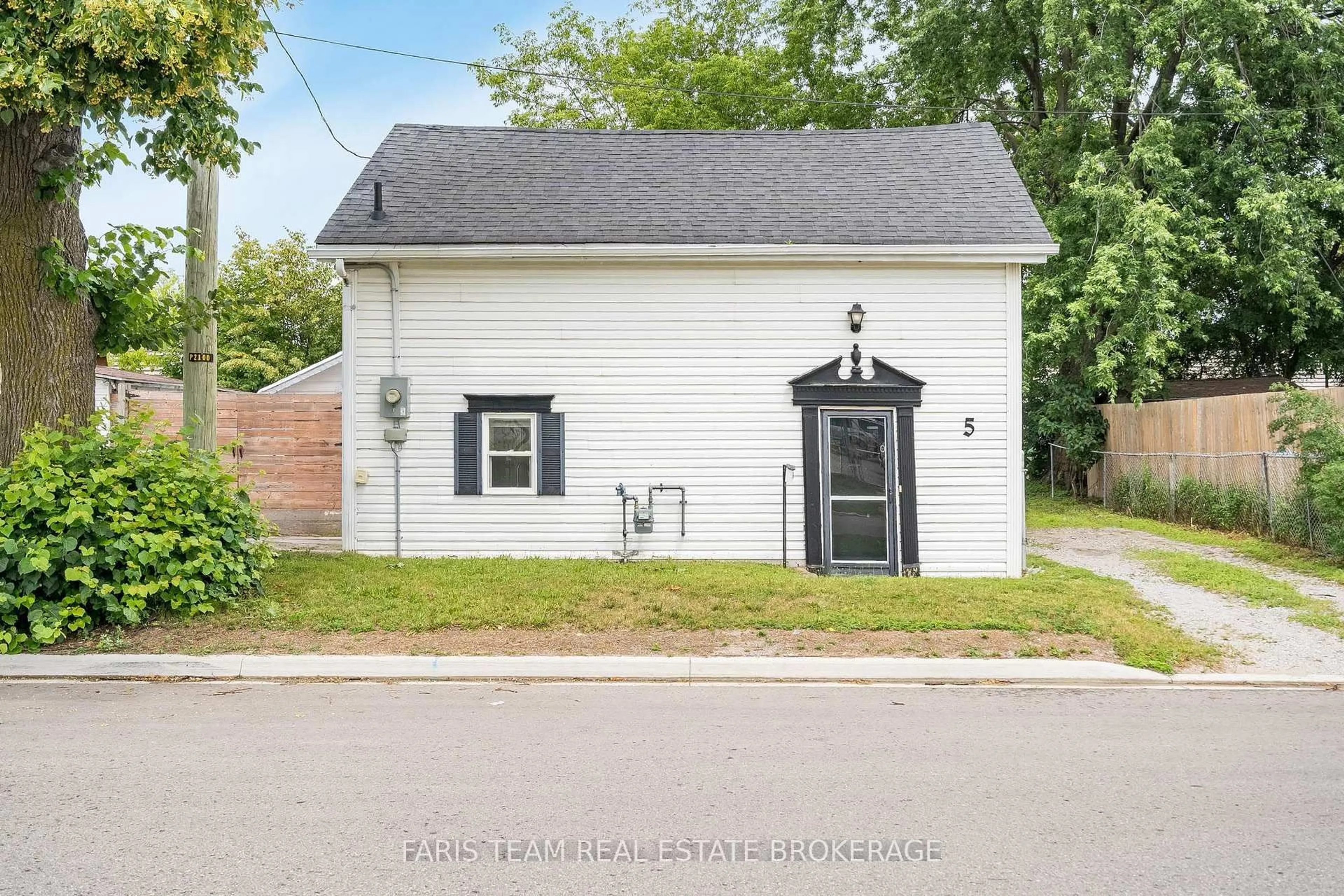 Shed for 5 Robert St, Barrie Ontario L4N 3H2