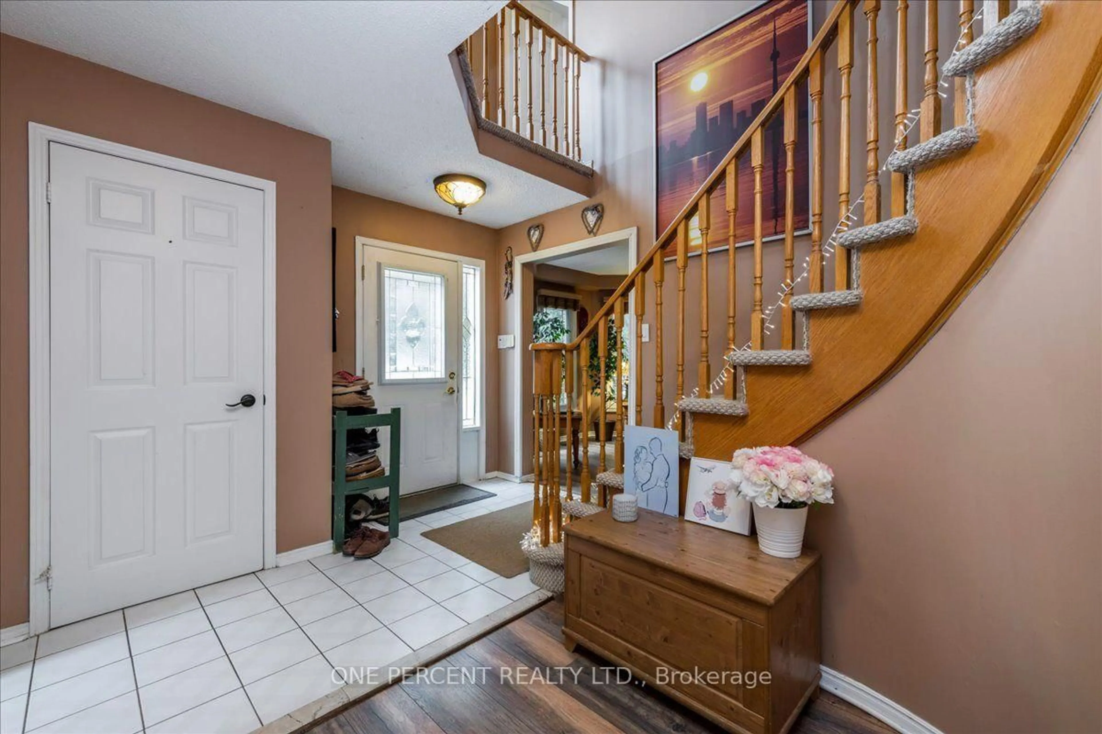 Indoor entryway for 194 Livingstone St, Barrie Ontario L4N 6Z9
