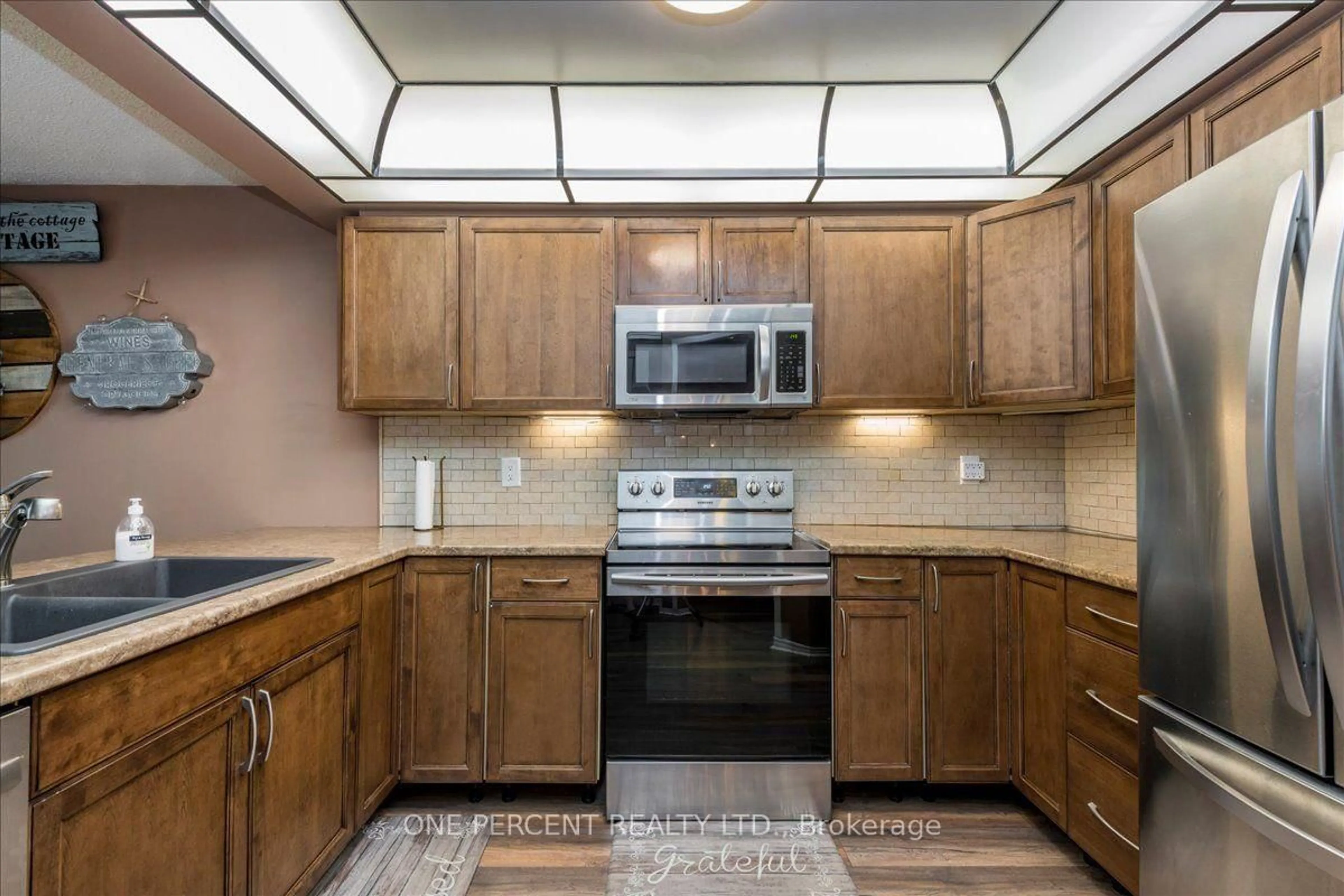 Standard kitchen, ceramic/tile floor for 194 Livingstone St, Barrie Ontario L4N 6Z9