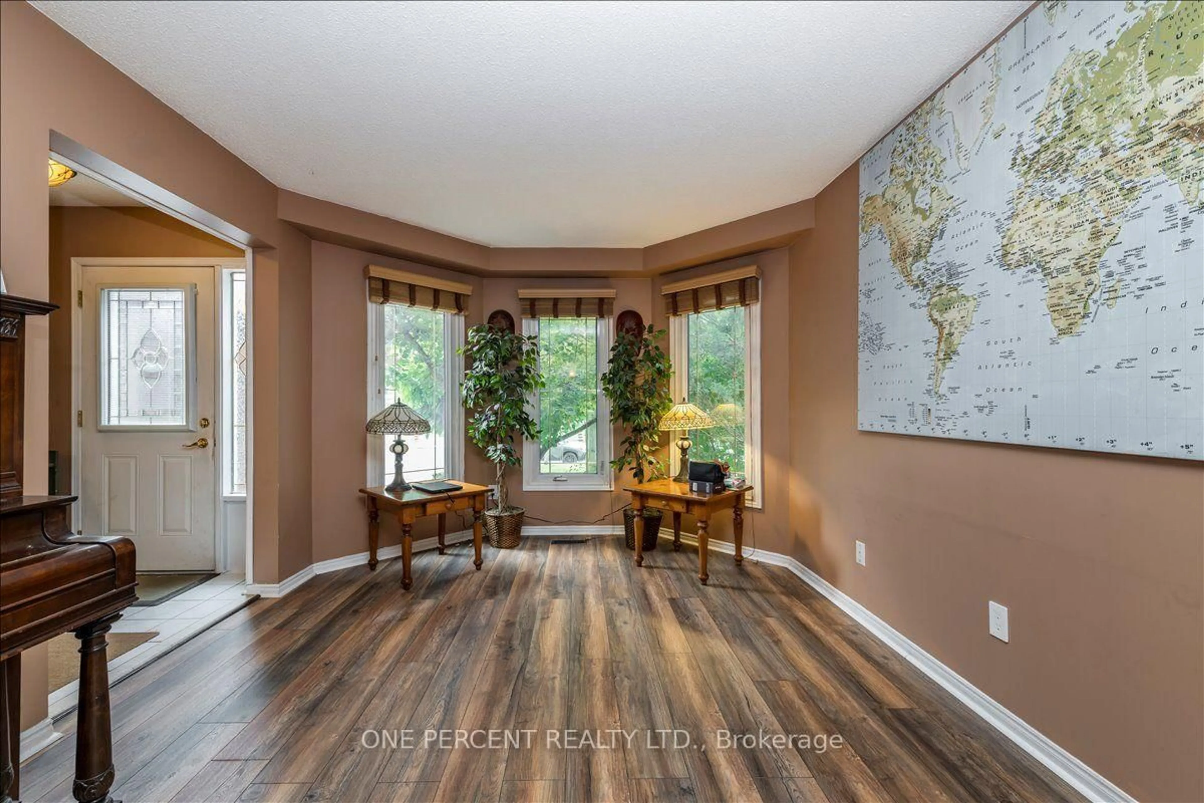 Indoor entryway for 194 Livingstone St, Barrie Ontario L4N 6Z9
