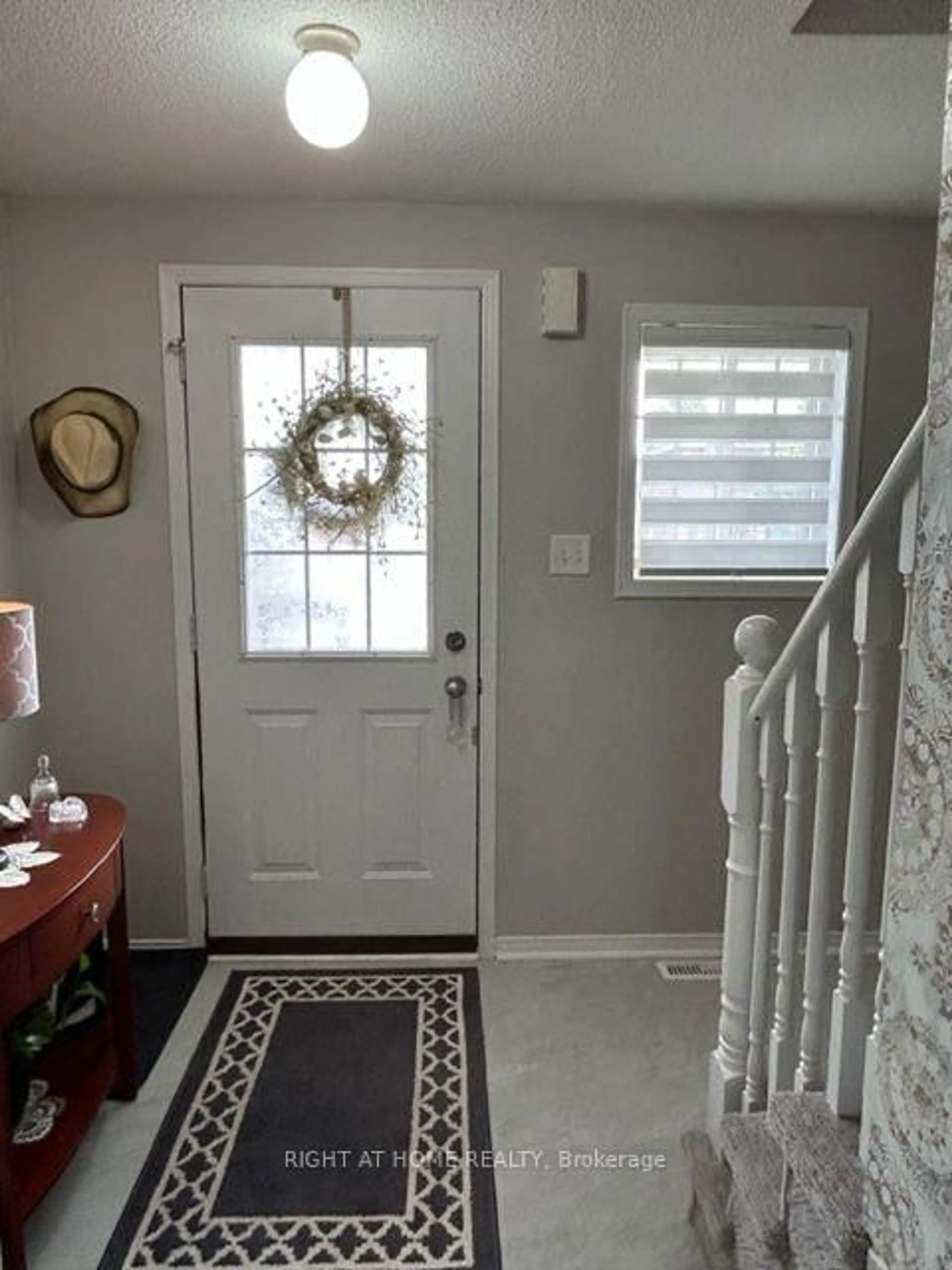 Indoor entryway for 22 Lion's Gate Blvd, Barrie Ontario L4M 7E3