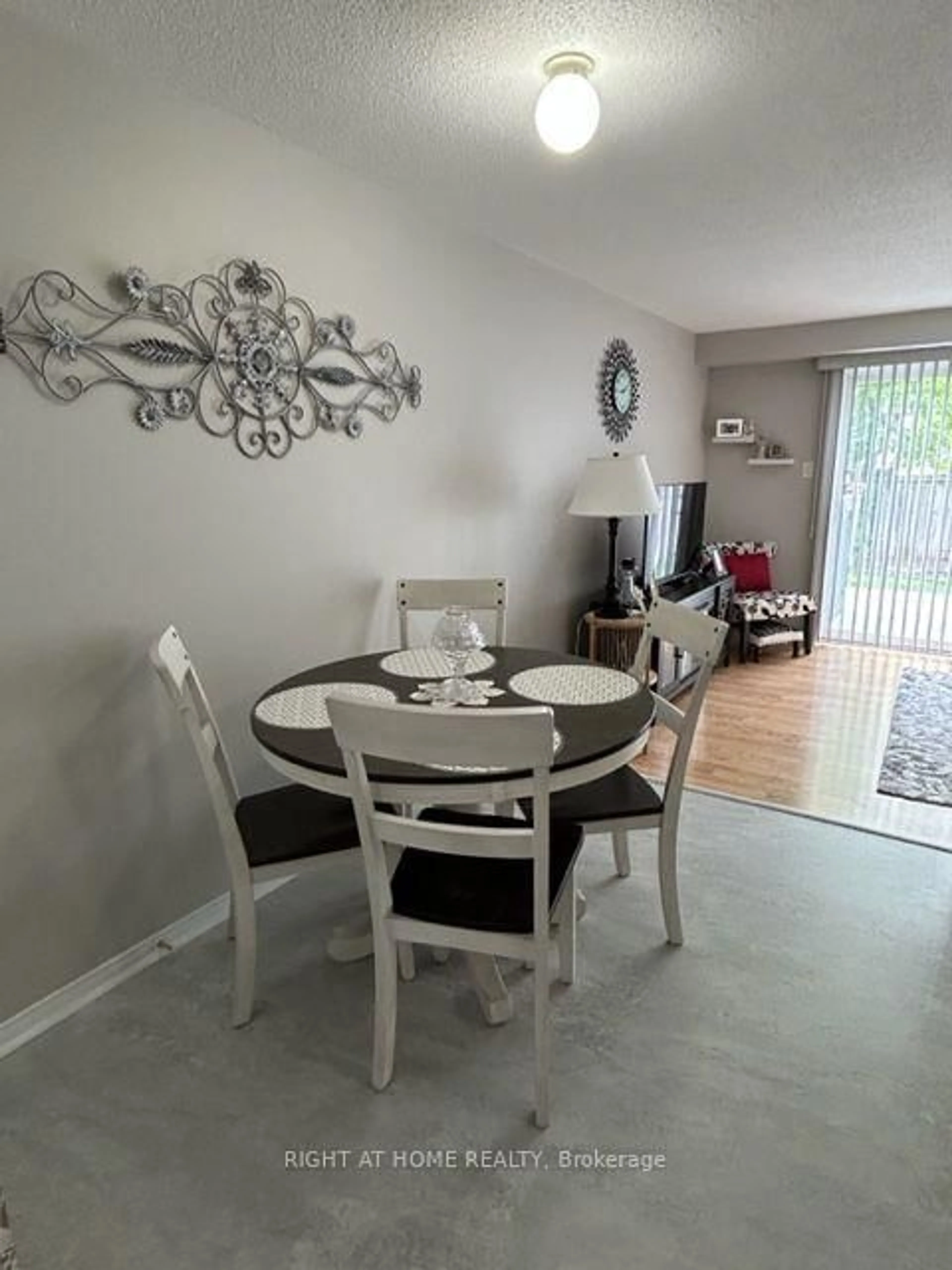 Dining room, unknown for 22 Lion's Gate Blvd, Barrie Ontario L4M 7E3