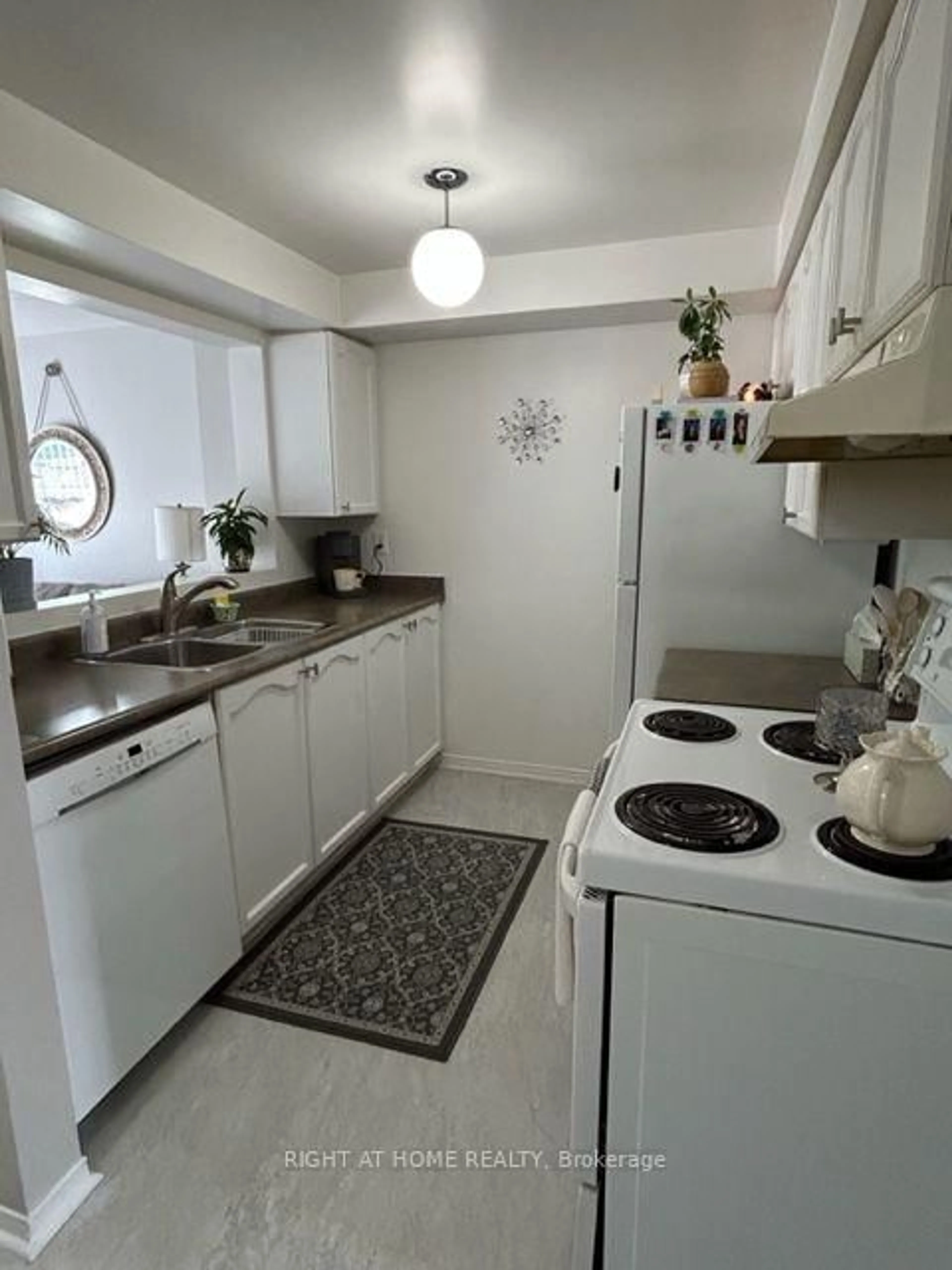 Standard kitchen, unknown for 22 Lion's Gate Blvd, Barrie Ontario L4M 7E3