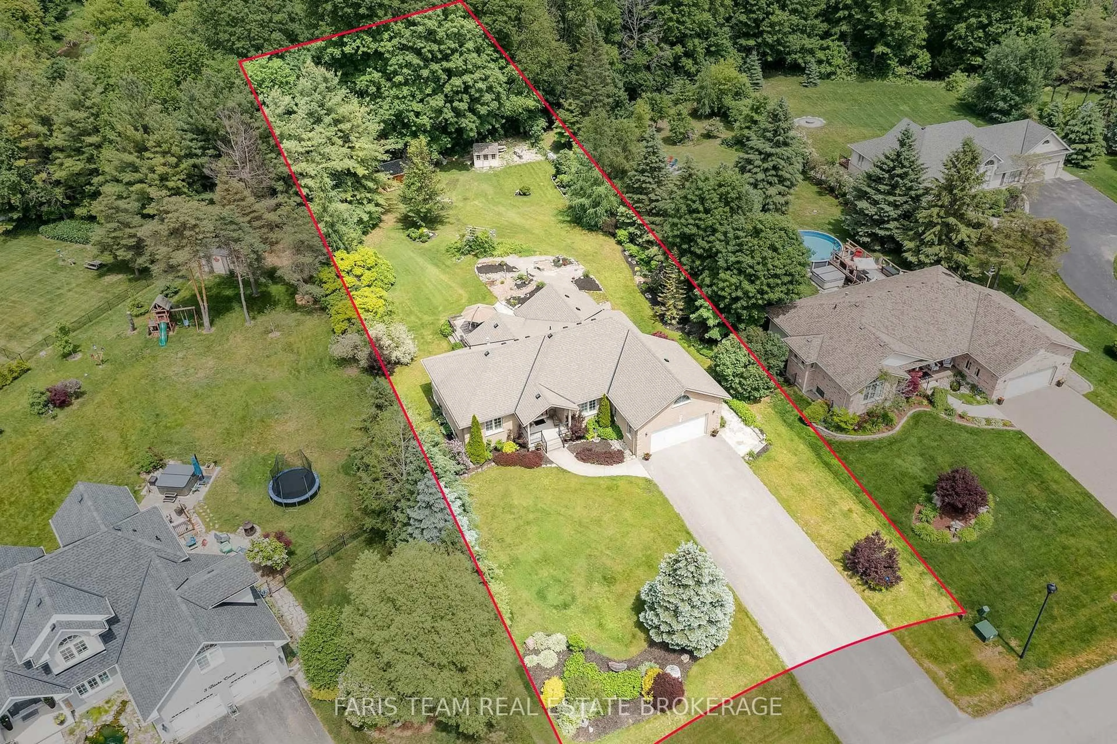 A pic from outside/outdoor area/front of a property/back of a property/a pic from drone, unknown for 5 Blake Crt, Wasaga Beach Ontario L9Z 1R8