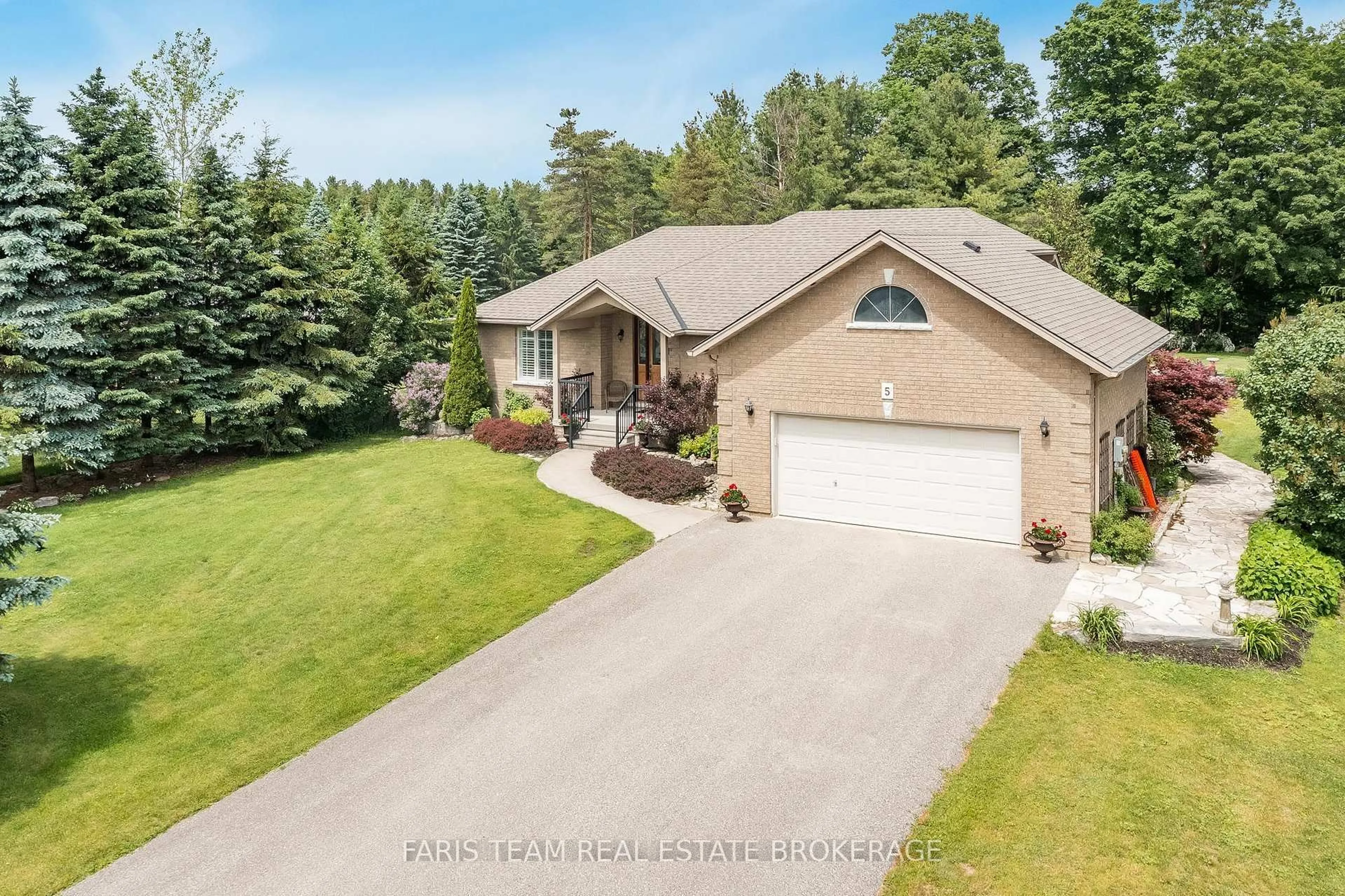A pic from outside/outdoor area/front of a property/back of a property/a pic from drone, water/lake/river/ocean view for 5 Blake Crt, Wasaga Beach Ontario L9Z 1R8