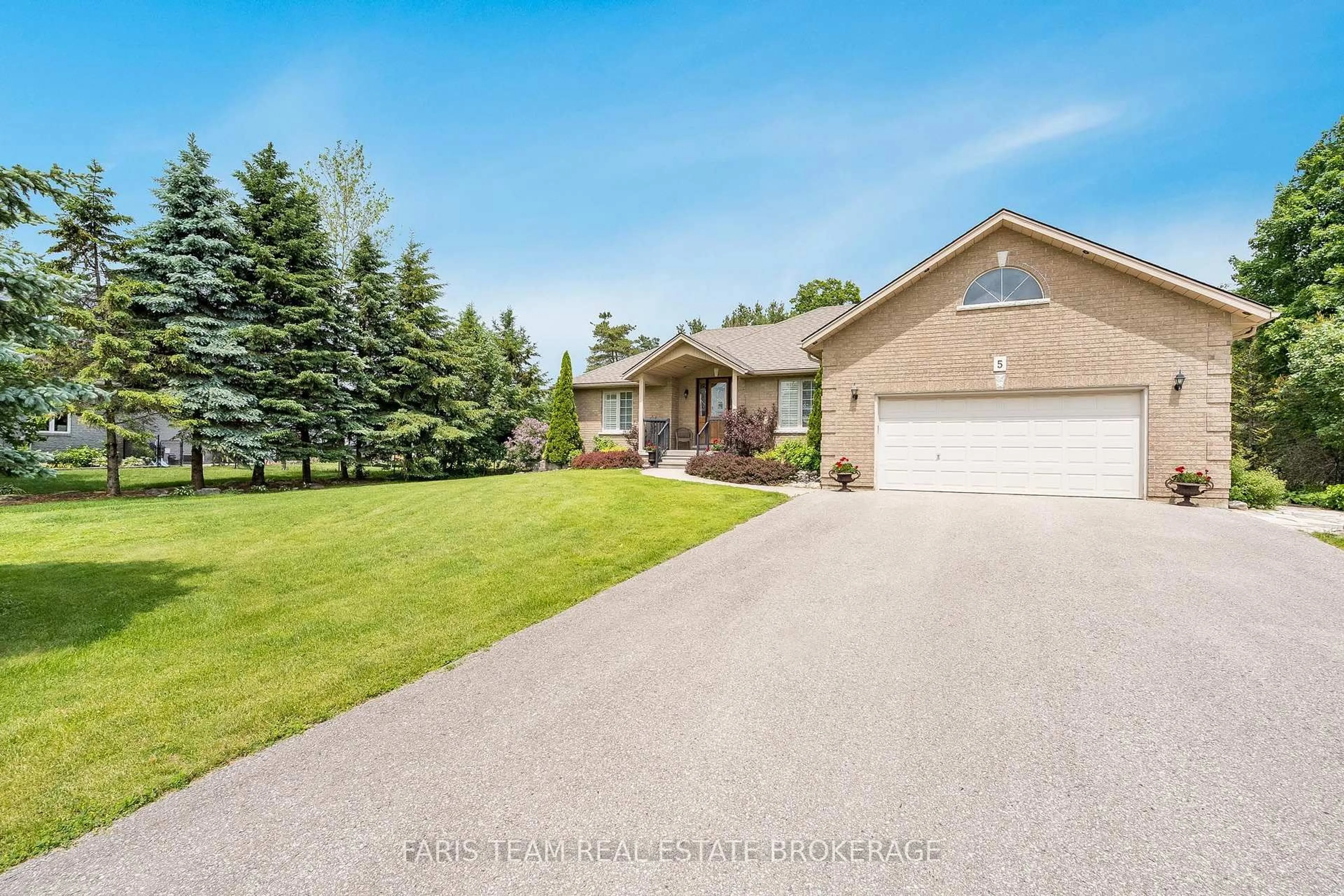 A pic from outside/outdoor area/front of a property/back of a property/a pic from drone, water/lake/river/ocean view for 5 Blake Crt, Wasaga Beach Ontario L9Z 1R8