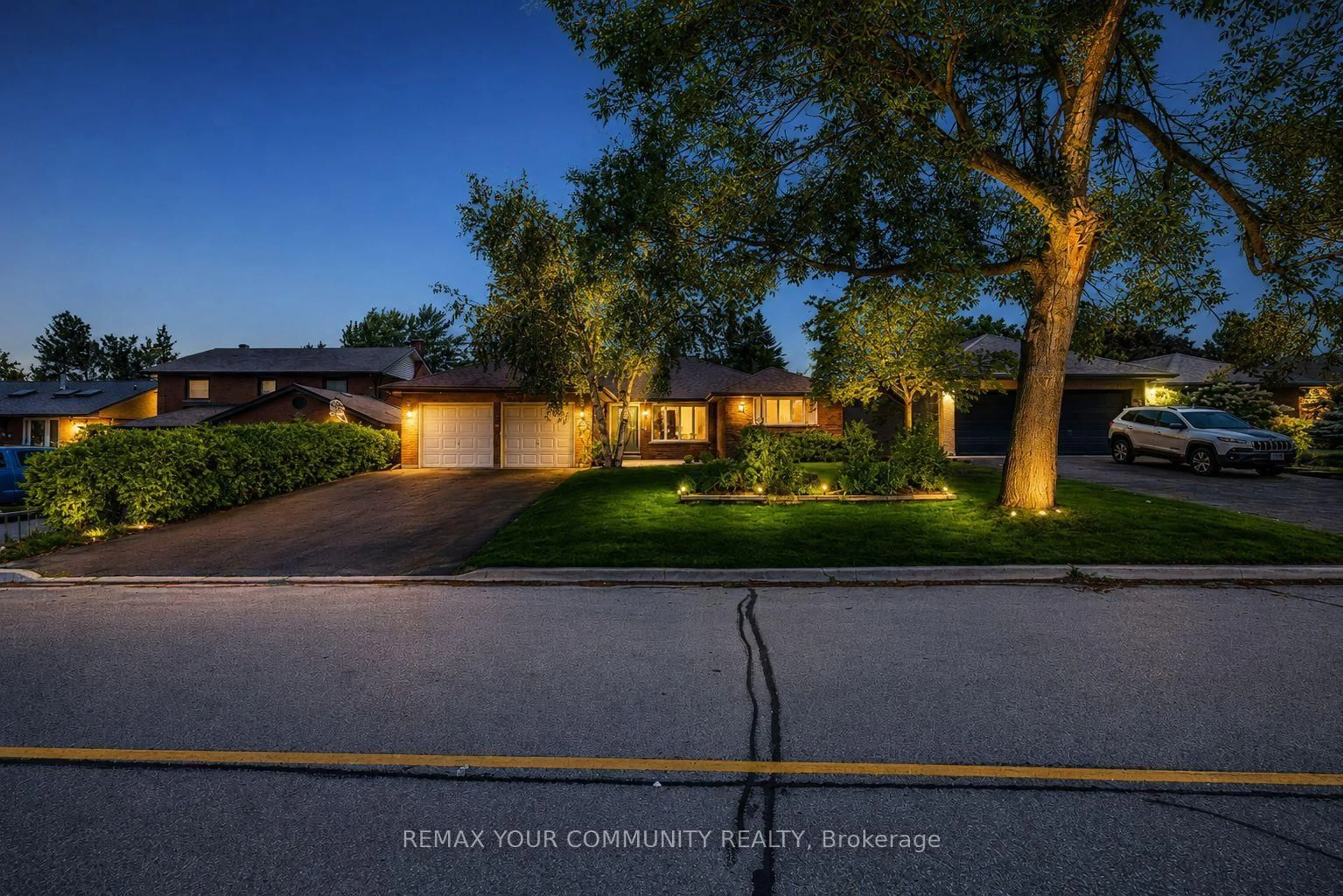 A pic from outside/outdoor area/front of a property/back of a property/a pic from drone, street for 431 Innisfil St, Barrie Ontario L4N 3H1
