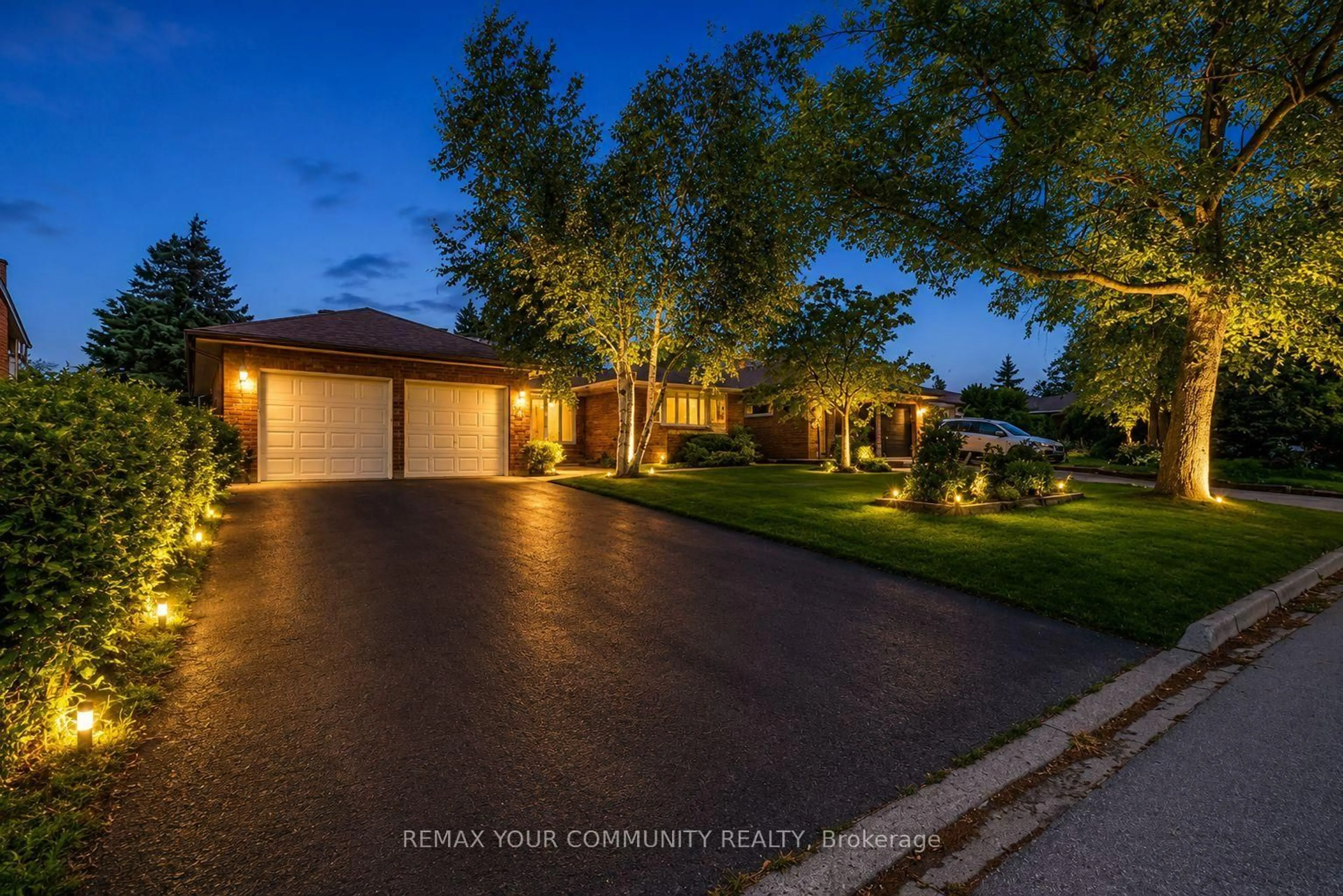 A pic from outside/outdoor area/front of a property/back of a property/a pic from drone, street for 431 Innisfil St, Barrie Ontario L4N 3H1