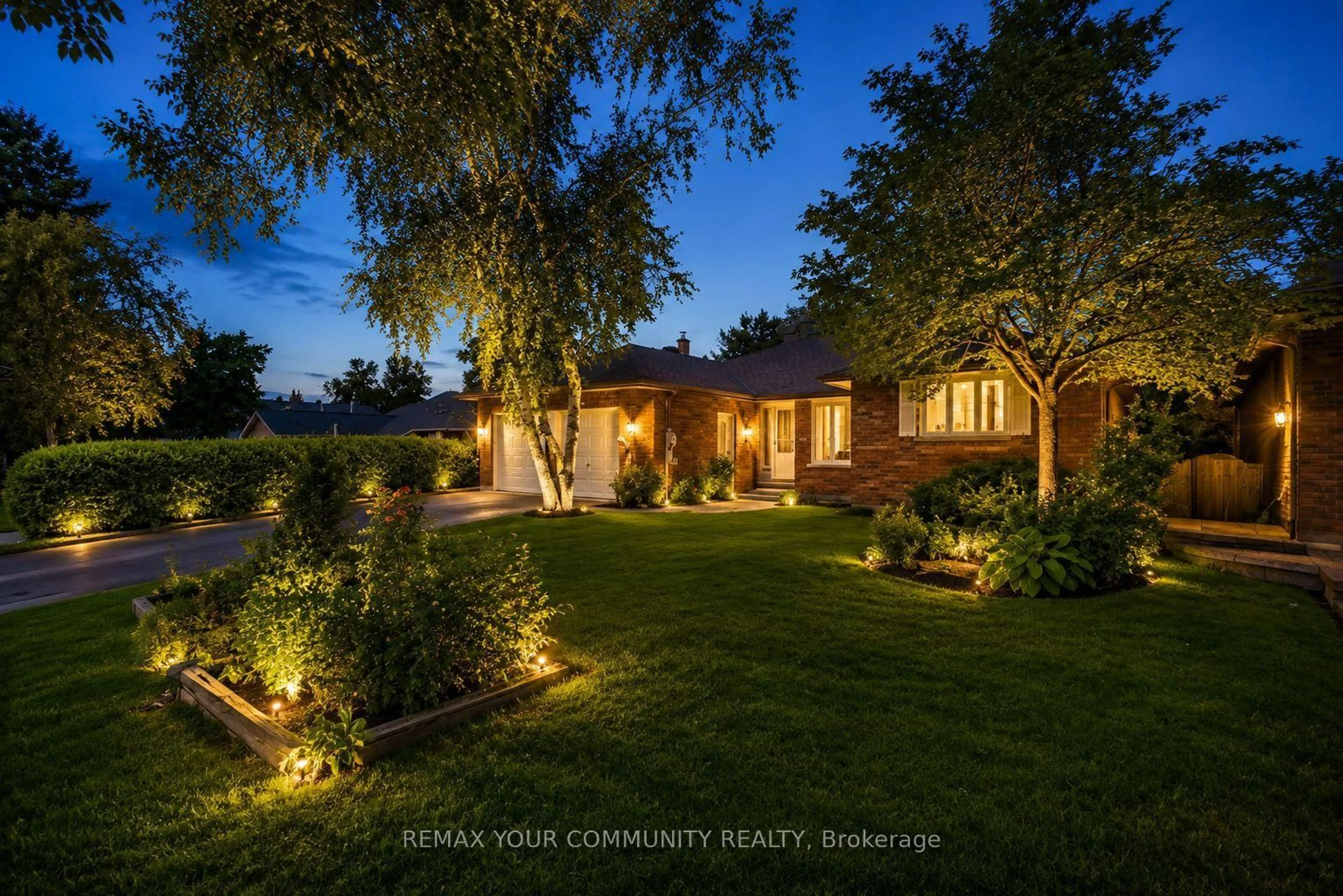 A pic from outside/outdoor area/front of a property/back of a property/a pic from drone, street for 431 Innisfil St, Barrie Ontario L4N 3H1