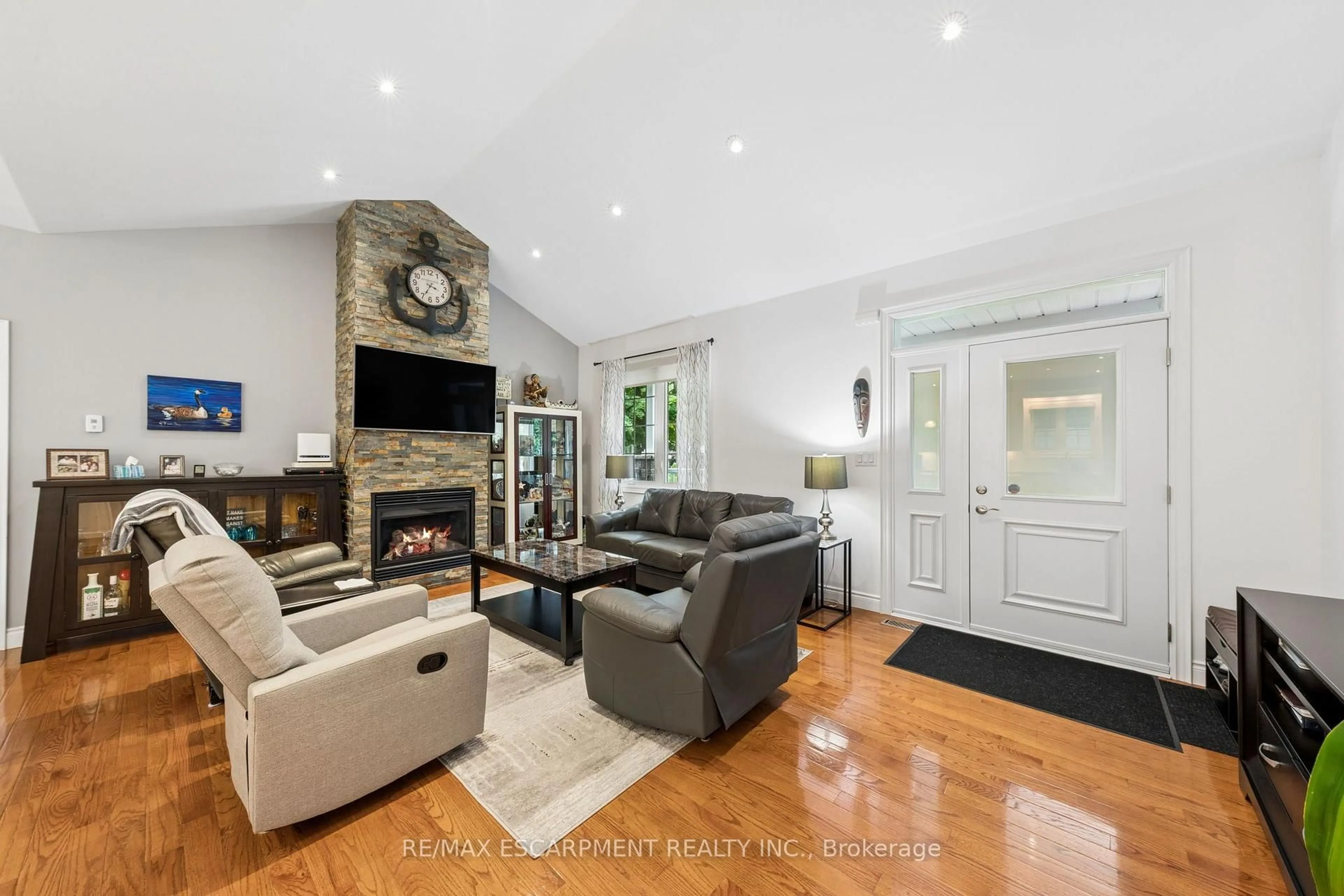 Living room with furniture, unknown for 91 Wolfe Tr, Tiny Ontario L9M 0H7