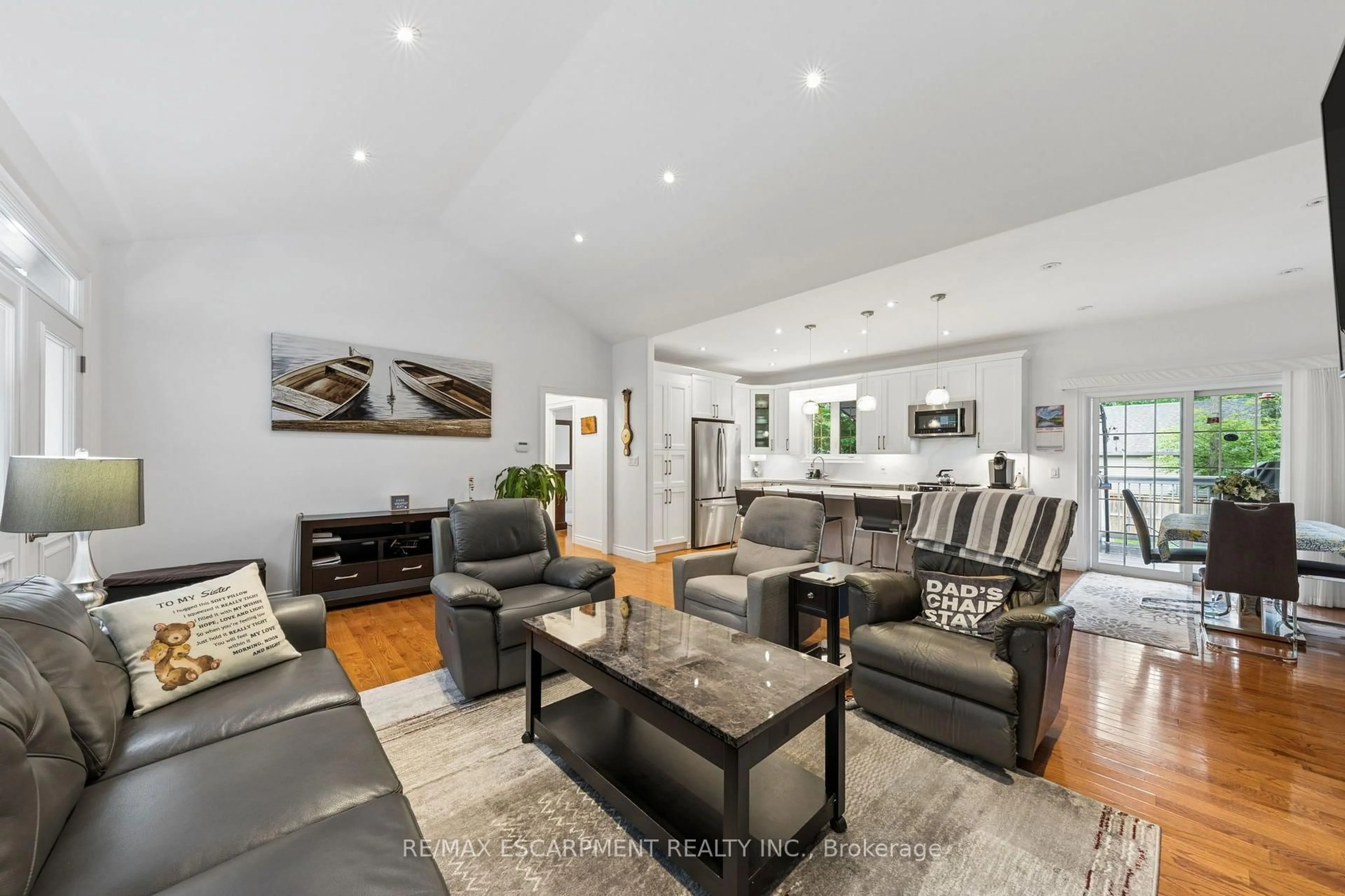 Living room with furniture, unknown for 91 Wolfe Tr, Tiny Ontario L9M 0H7