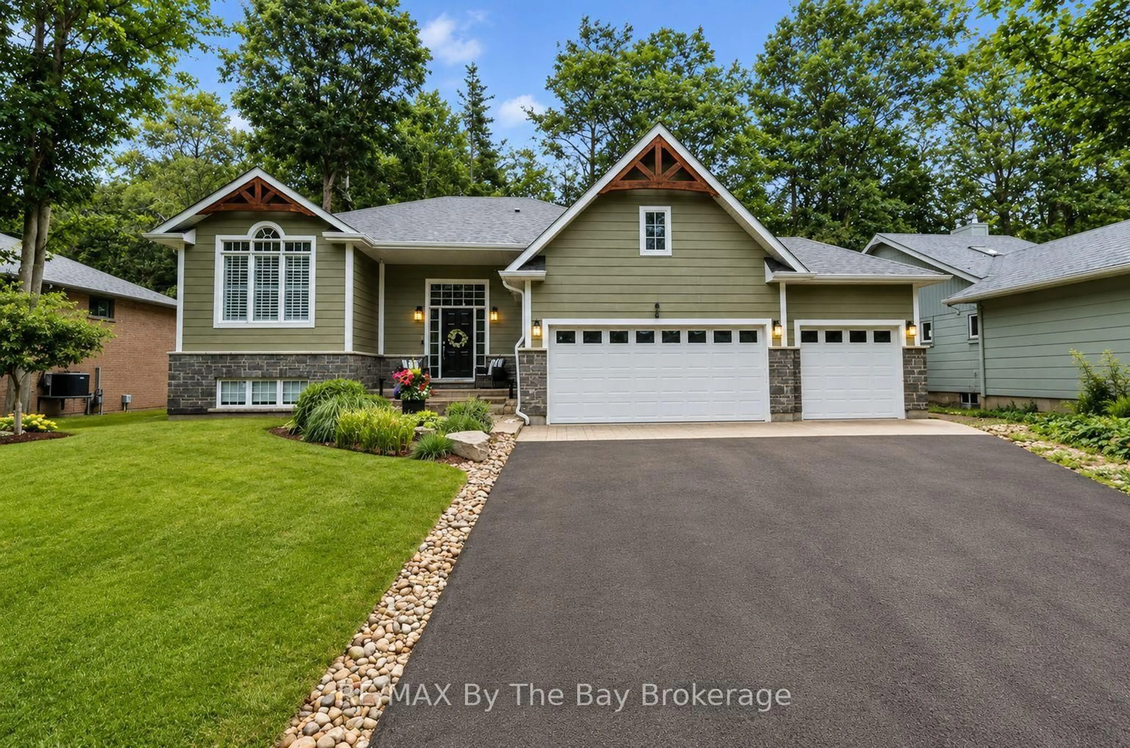 Home with vinyl exterior material, street for 7 Downer Cres, Wasaga Beach Ontario L9Z 1C2
