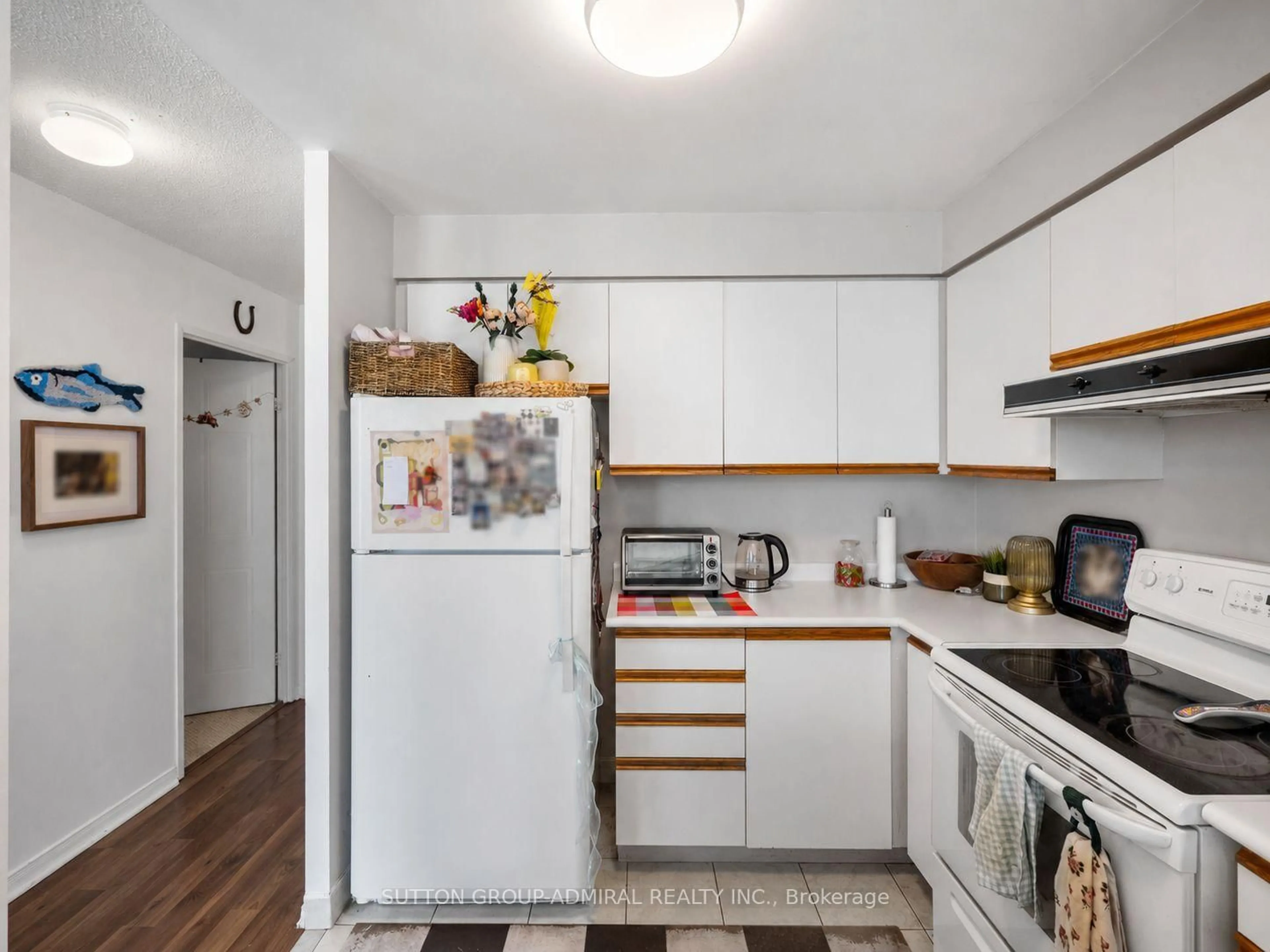 Standard kitchen, wood/laminate floor for 150 Dunlop St #902, Barrie Ontario L4M 6H1