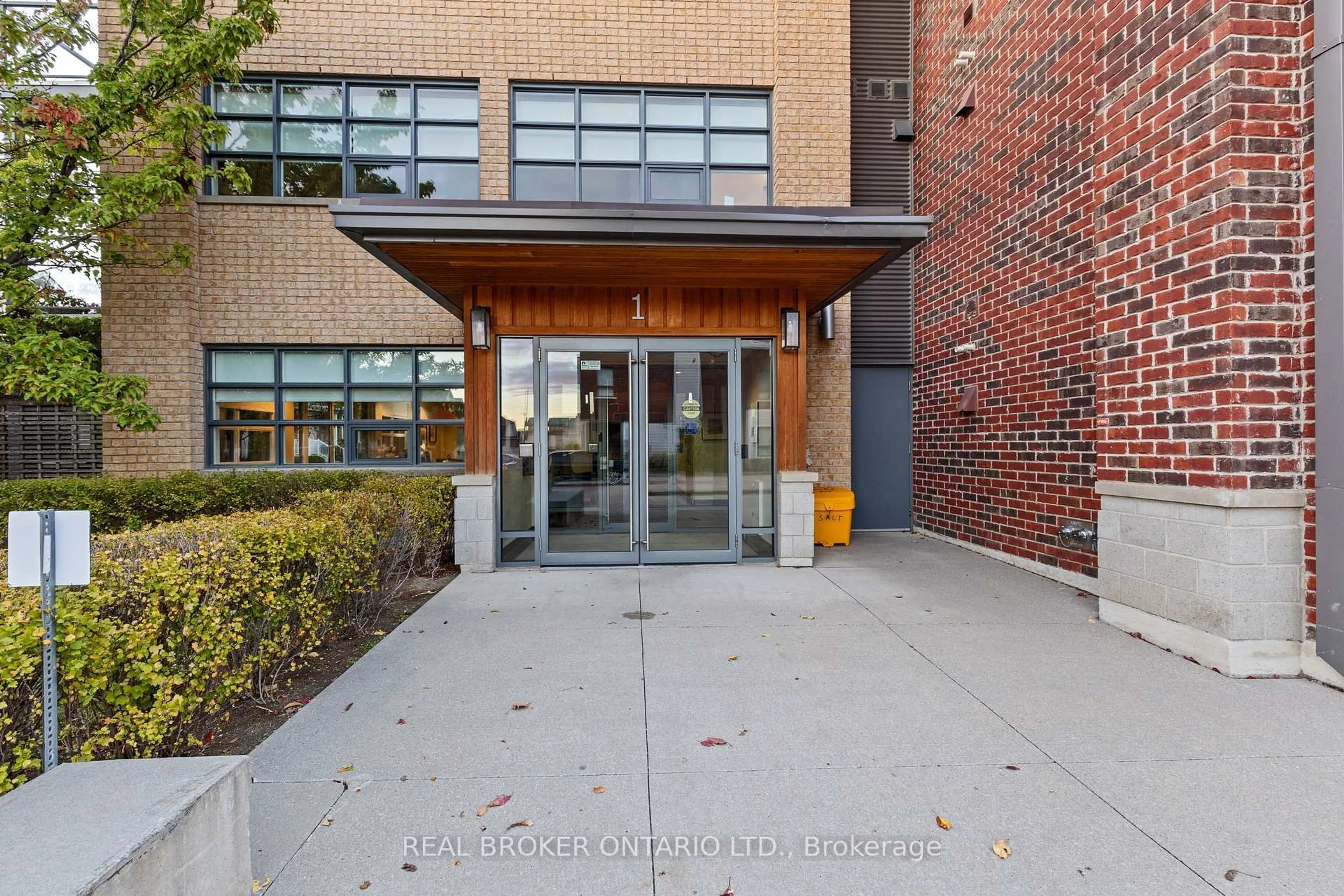 Indoor foyer for 1 Shipyard Lane #302, Collingwood Ontario L9Y 0W2