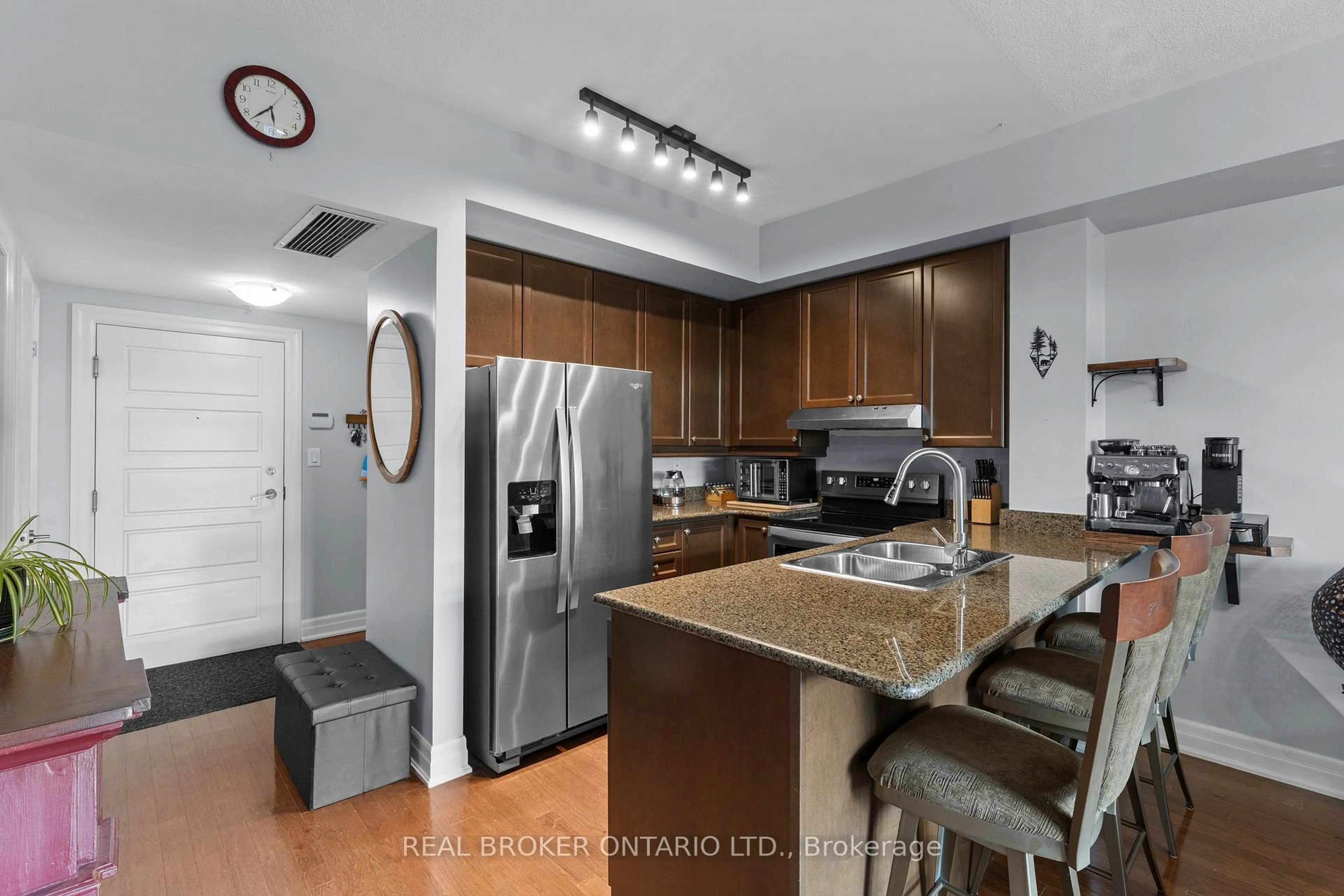 Standard kitchen, unknown for 1 Shipyard Lane #302, Collingwood Ontario L9Y 0W2