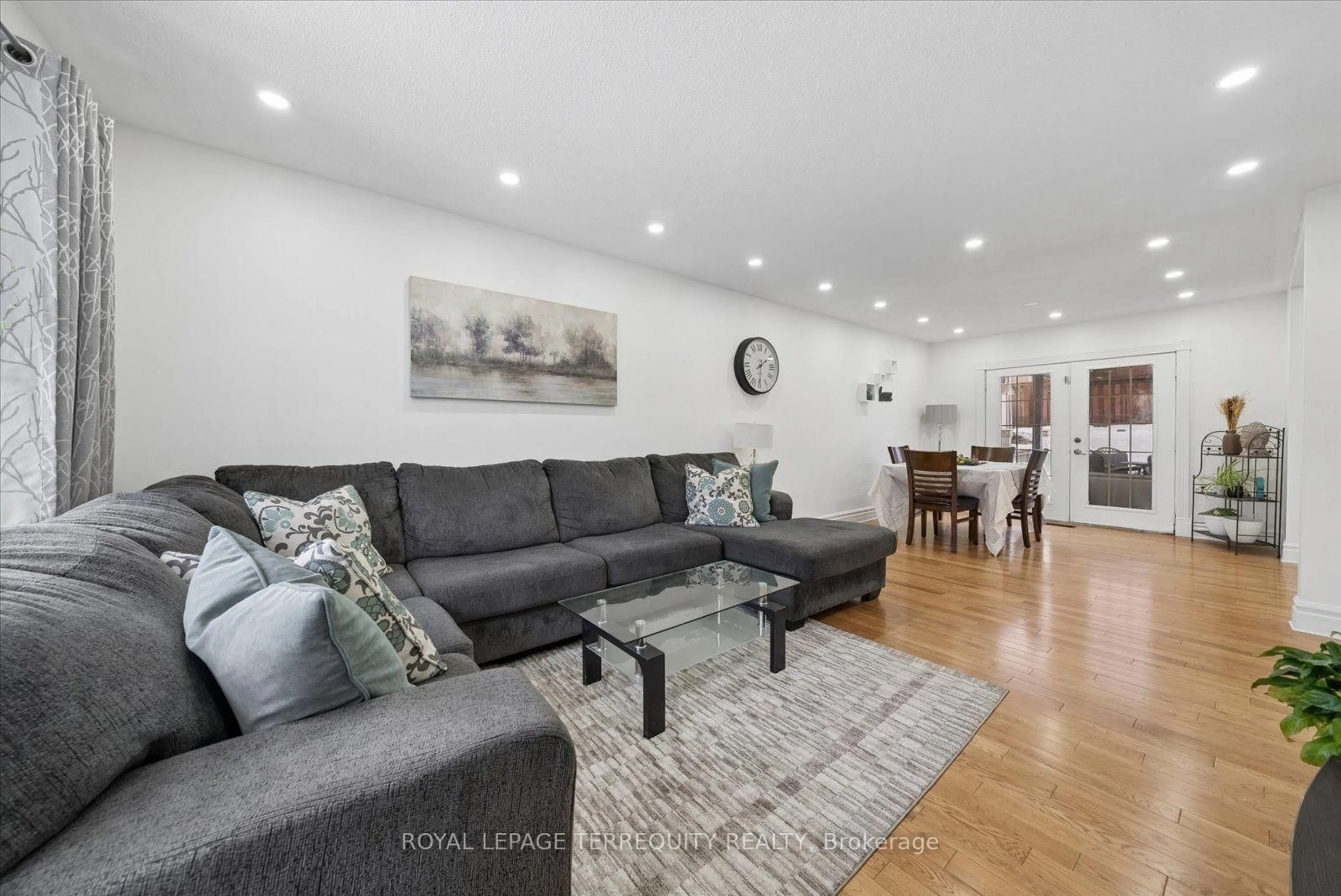 Living room with furniture, unknown for 39 Baldwin Lane, Barrie Ontario L4N 2W2