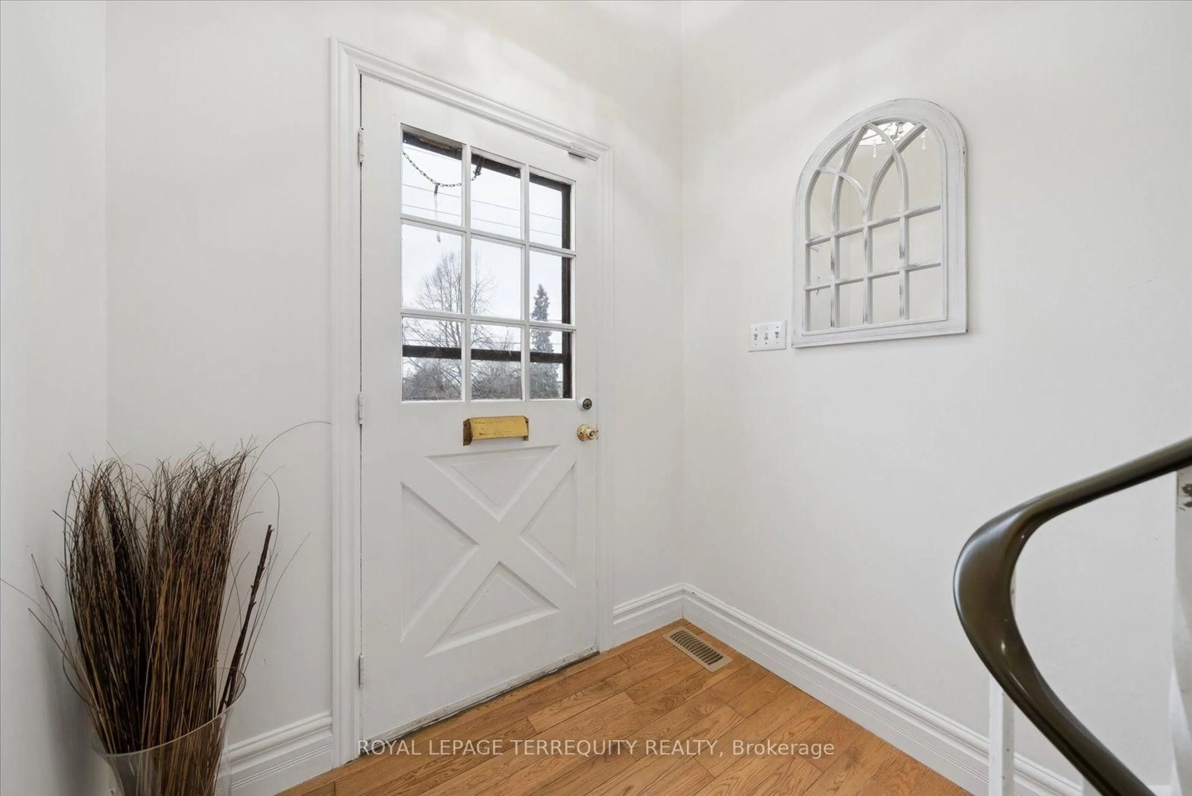 Indoor entryway for 39 Baldwin Lane, Barrie Ontario L4N 2W2