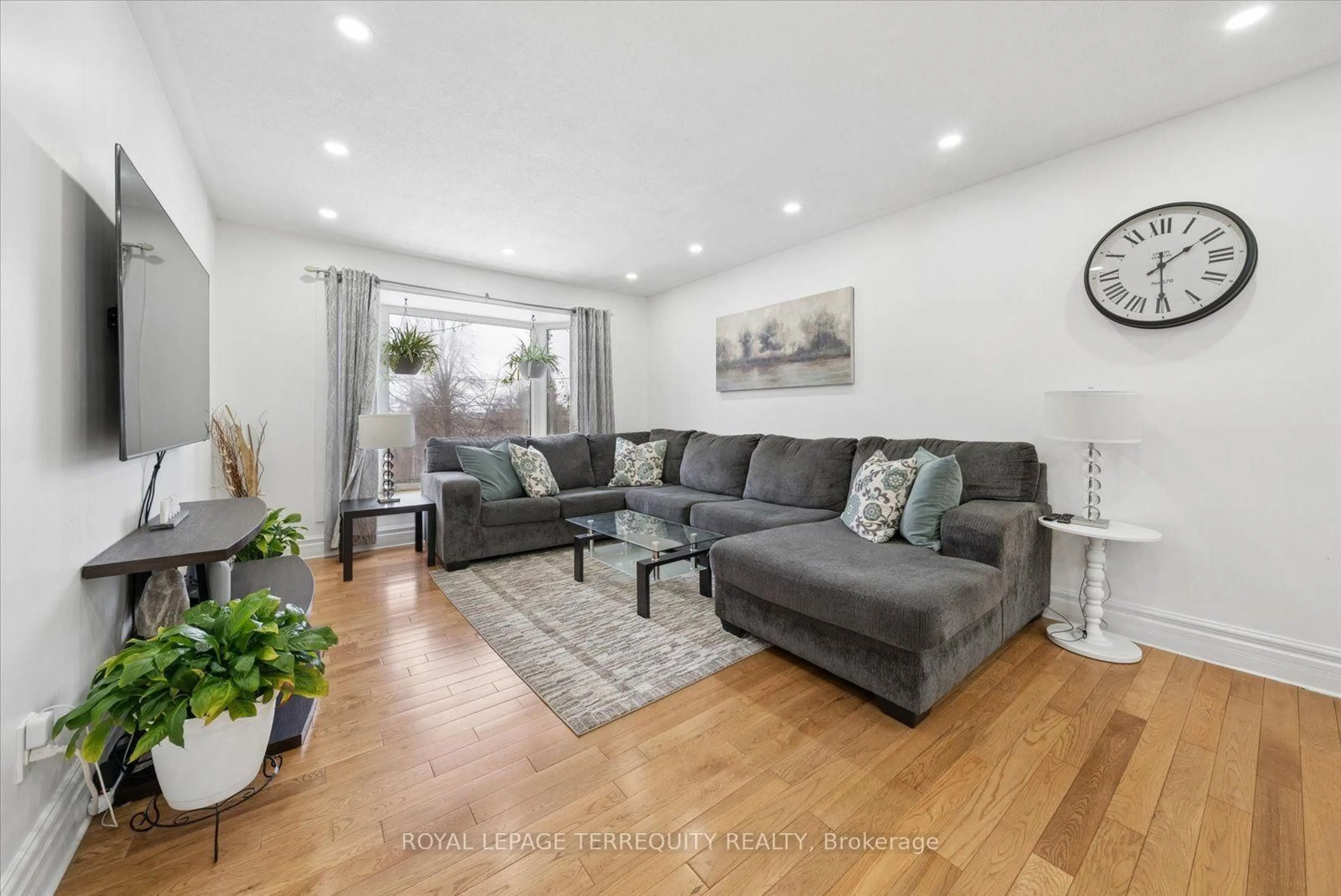 Living room with furniture, wood/laminate floor for 39 Baldwin Lane, Barrie Ontario L4N 2W2