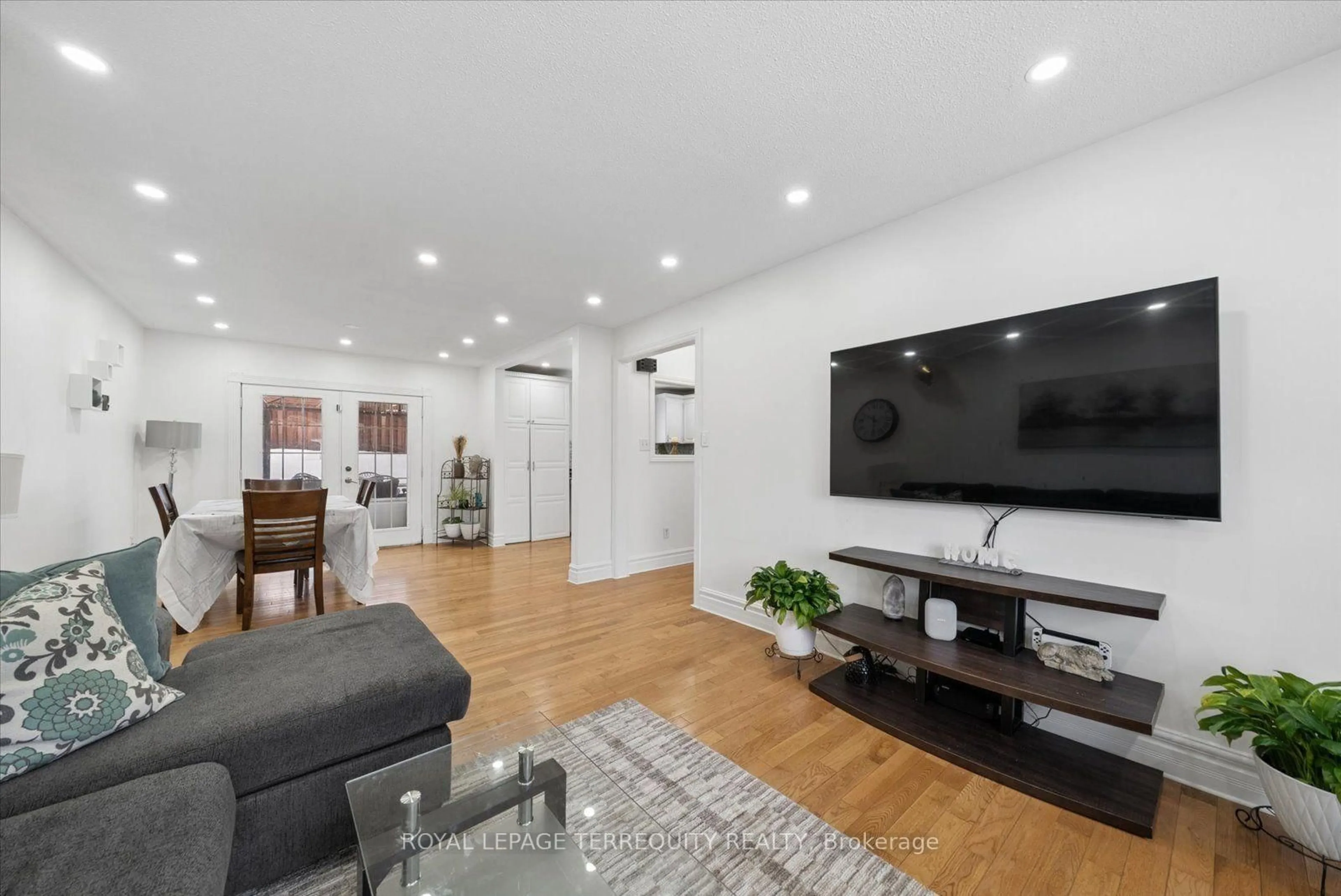 Living room with furniture, unknown for 39 Baldwin Lane, Barrie Ontario L4N 2W2