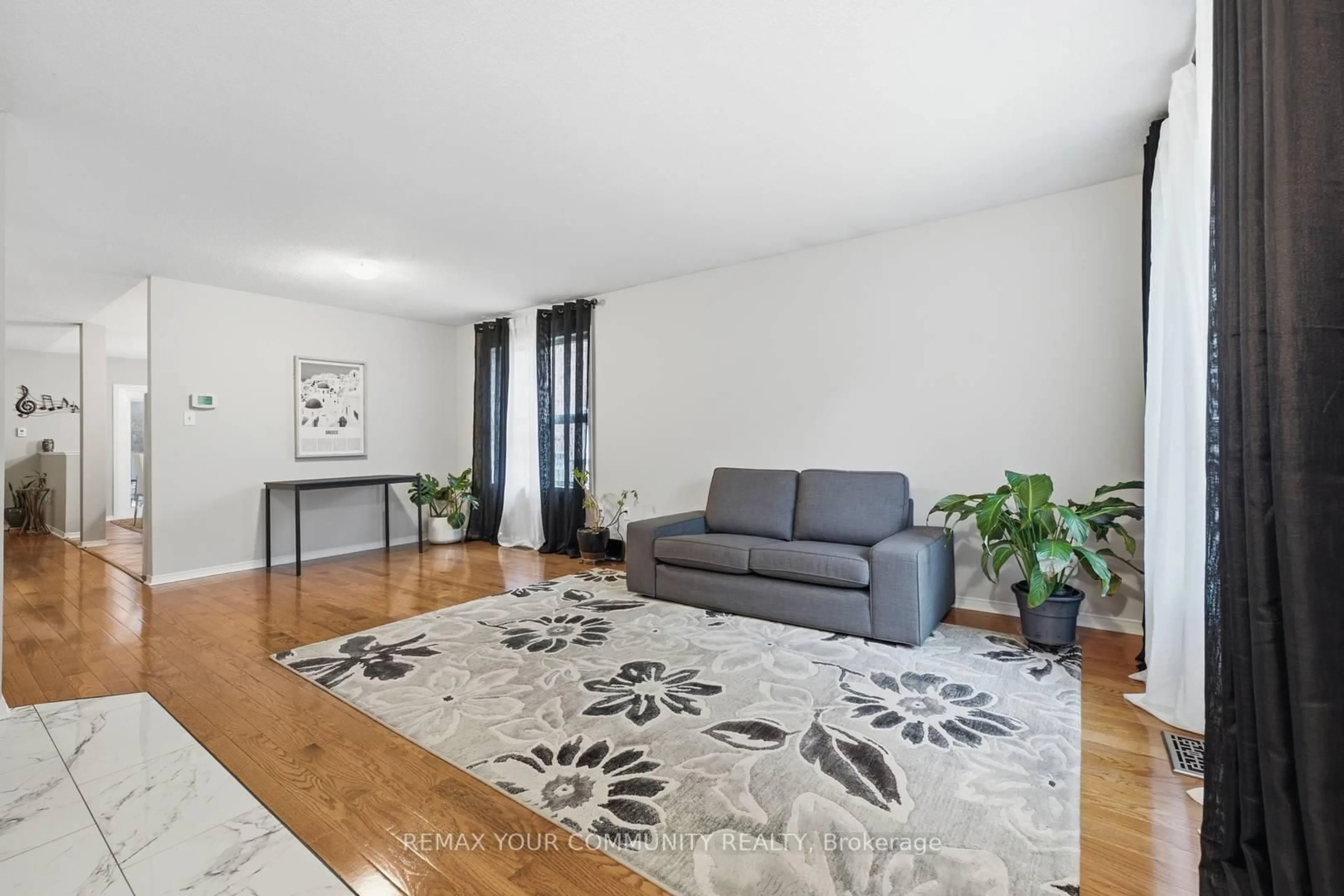 Living room with furniture, unknown for 57 Kingsridge Rd, Barrie Ontario L4W 8V2