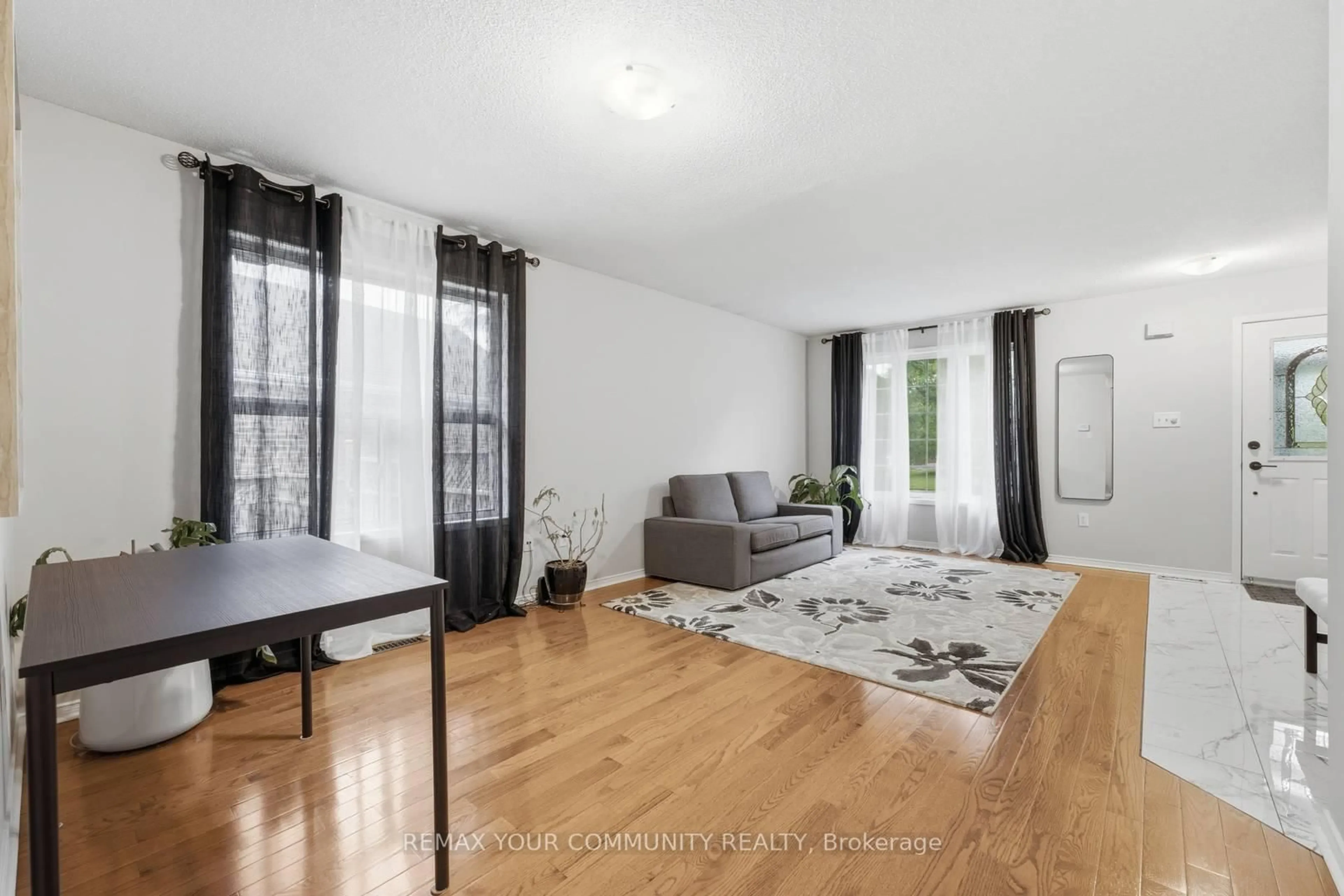 Living room with furniture, unknown for 57 Kingsridge Rd, Barrie Ontario L4W 8V2