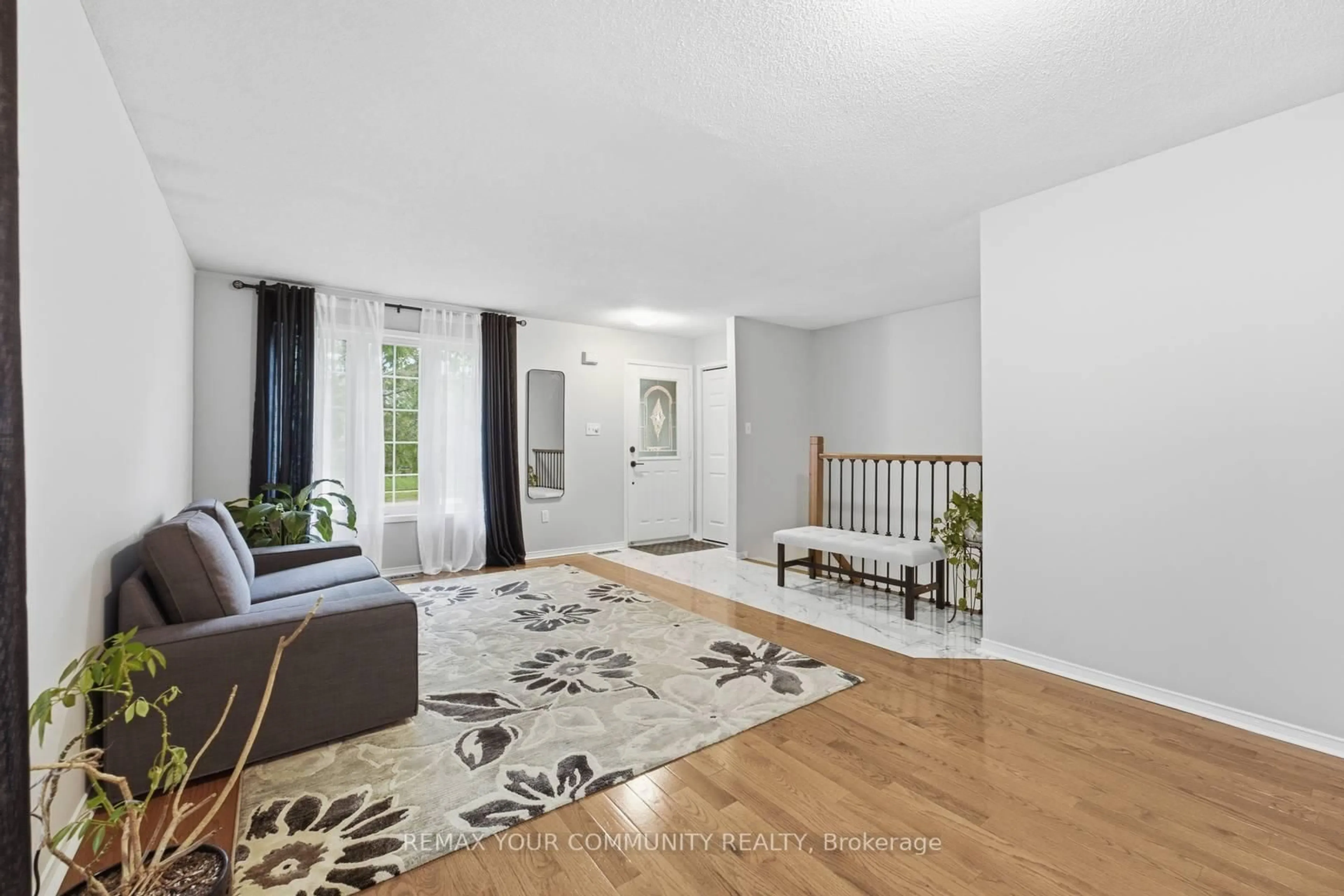 Indoor entryway for 57 Kingsridge Rd, Barrie Ontario L4W 8V2