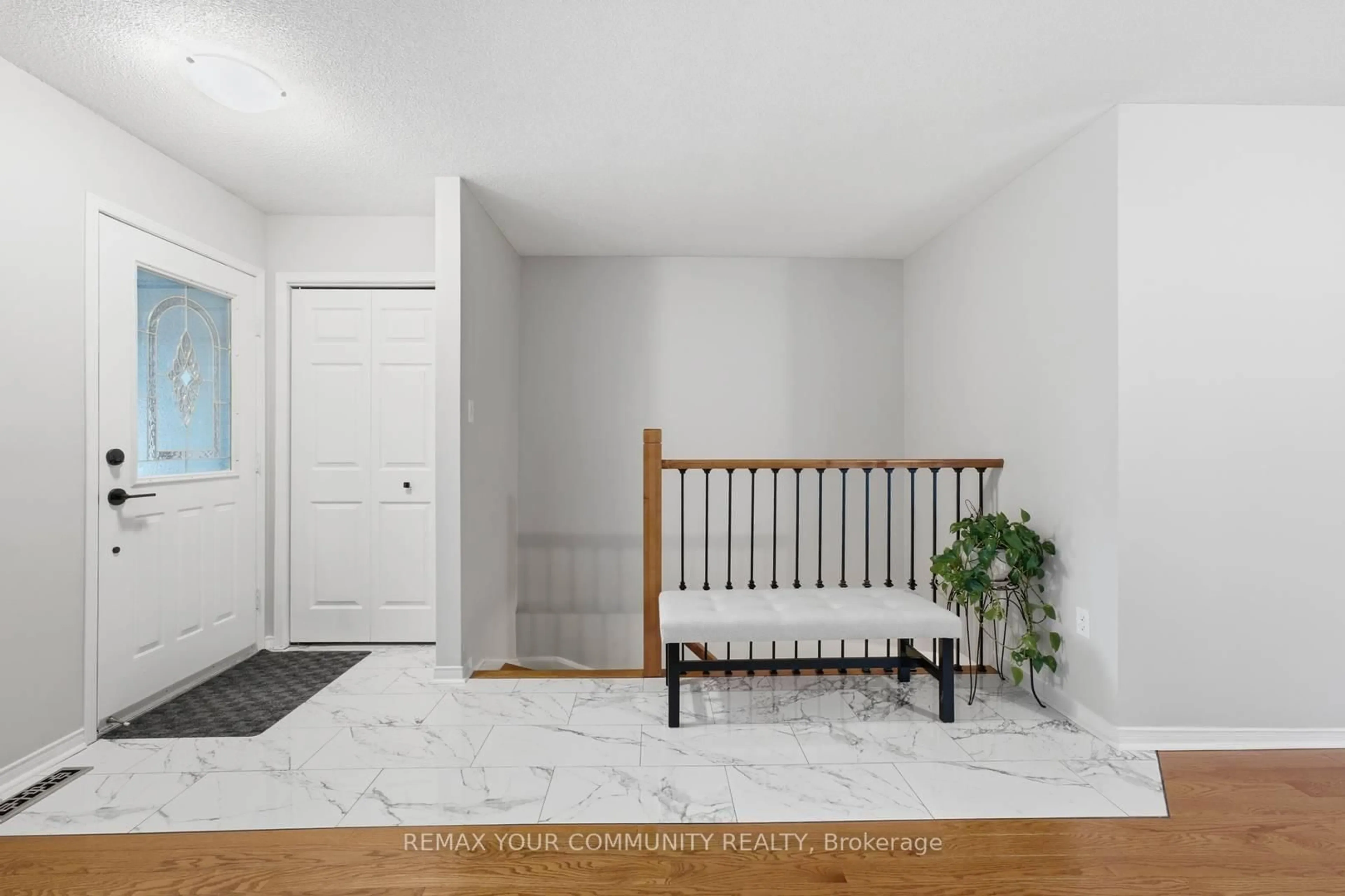 Indoor entryway for 57 Kingsridge Rd, Barrie Ontario L4W 8V2