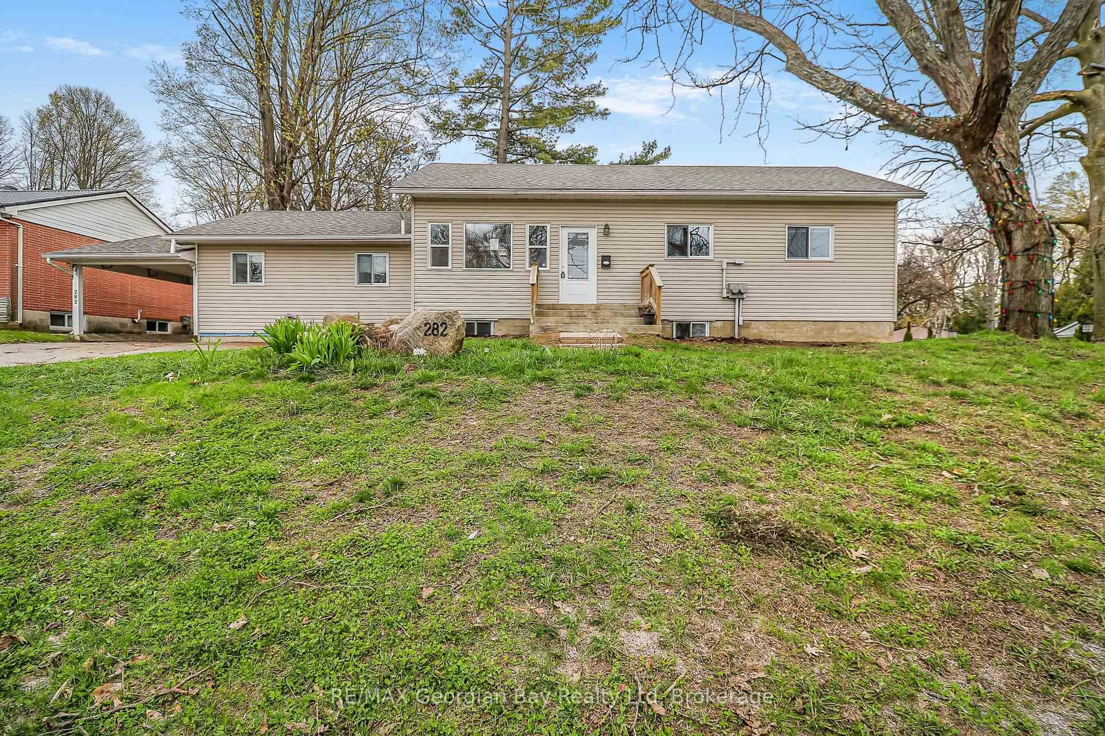 A pic from outside/outdoor area/front of a property/back of a property/a pic from drone, unknown for 282 Norene St, Midland Ontario L4R 4C2